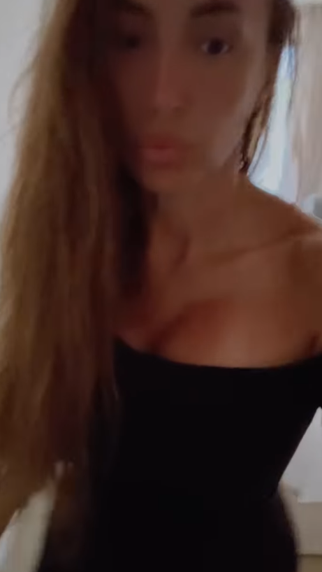 Goga Sekulić iznenadila fanove objavom iz stana: Razbarušena i izazovna, a grudi u prvom planu VIDEO 7 Screenshot 2025 07 22 171544