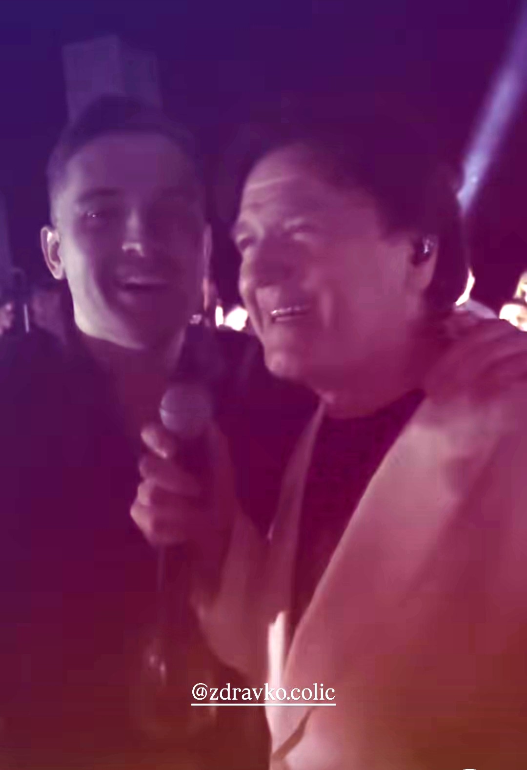 Trenutak koji nema cenu: Zdravko Čolić prišao Mirzi Selimoviću usred koncerta, pa usledila neverovatna scena (VIDEO) 6 Screenshot 20250704 104415 Instagram