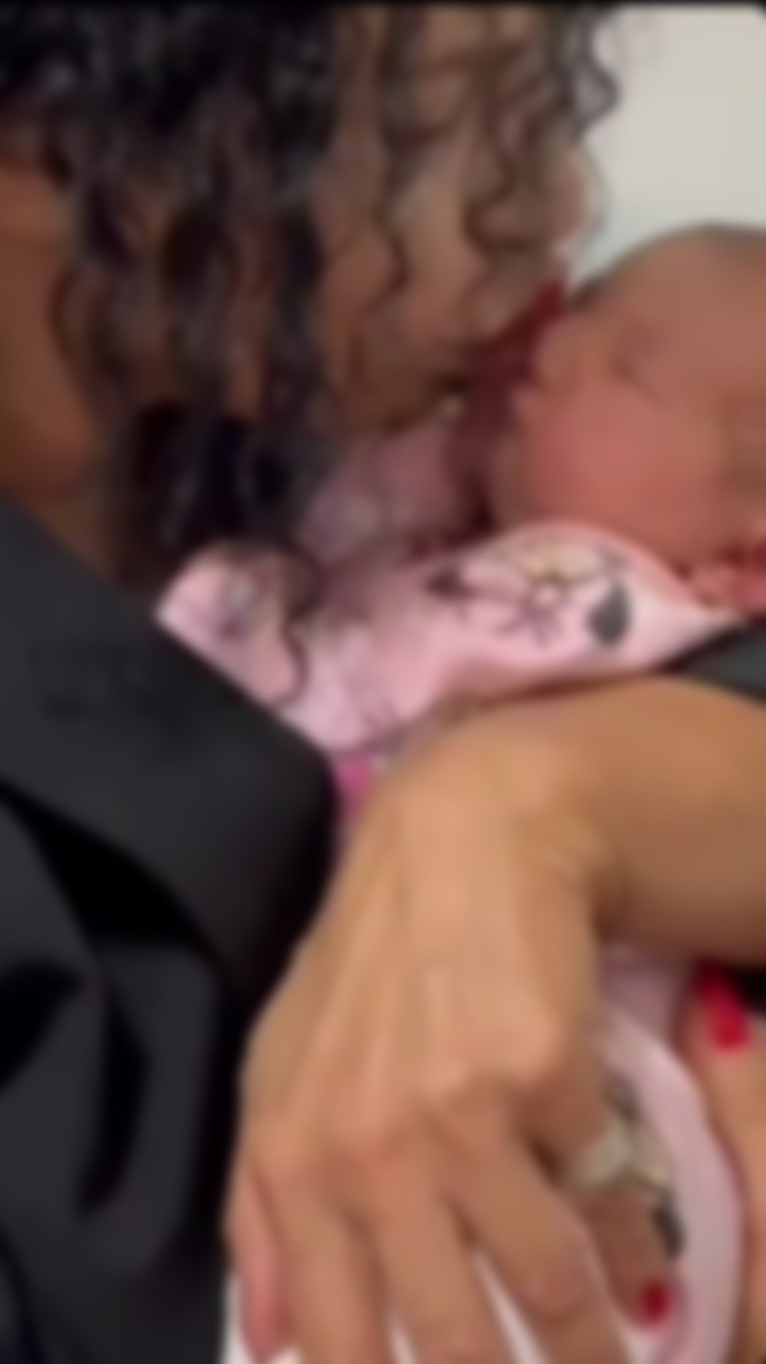 Lidija Vukićević na ivici suza, ovo je prvi susret sa unukom (FOTO) 7 Screenshot 20250710 175037 com