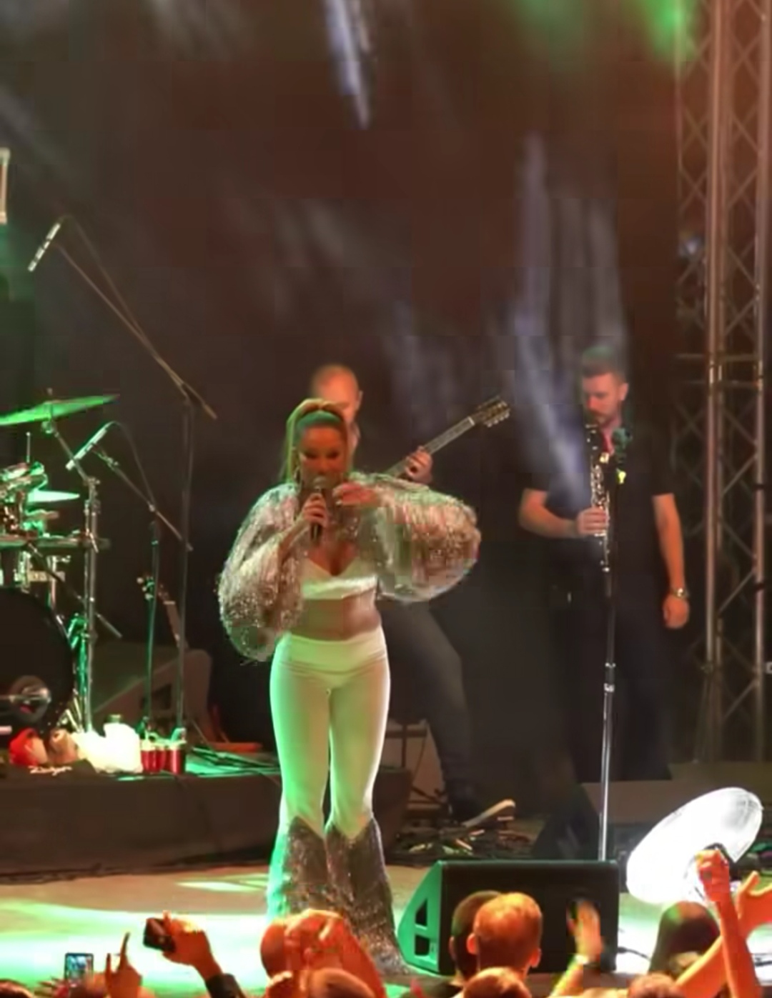 Tea Tairović na koncertu u Makedoniji u belim uskim pantalonama istakla savršenu liniju i obline, publika u transu 6 TEa Tairovic 1