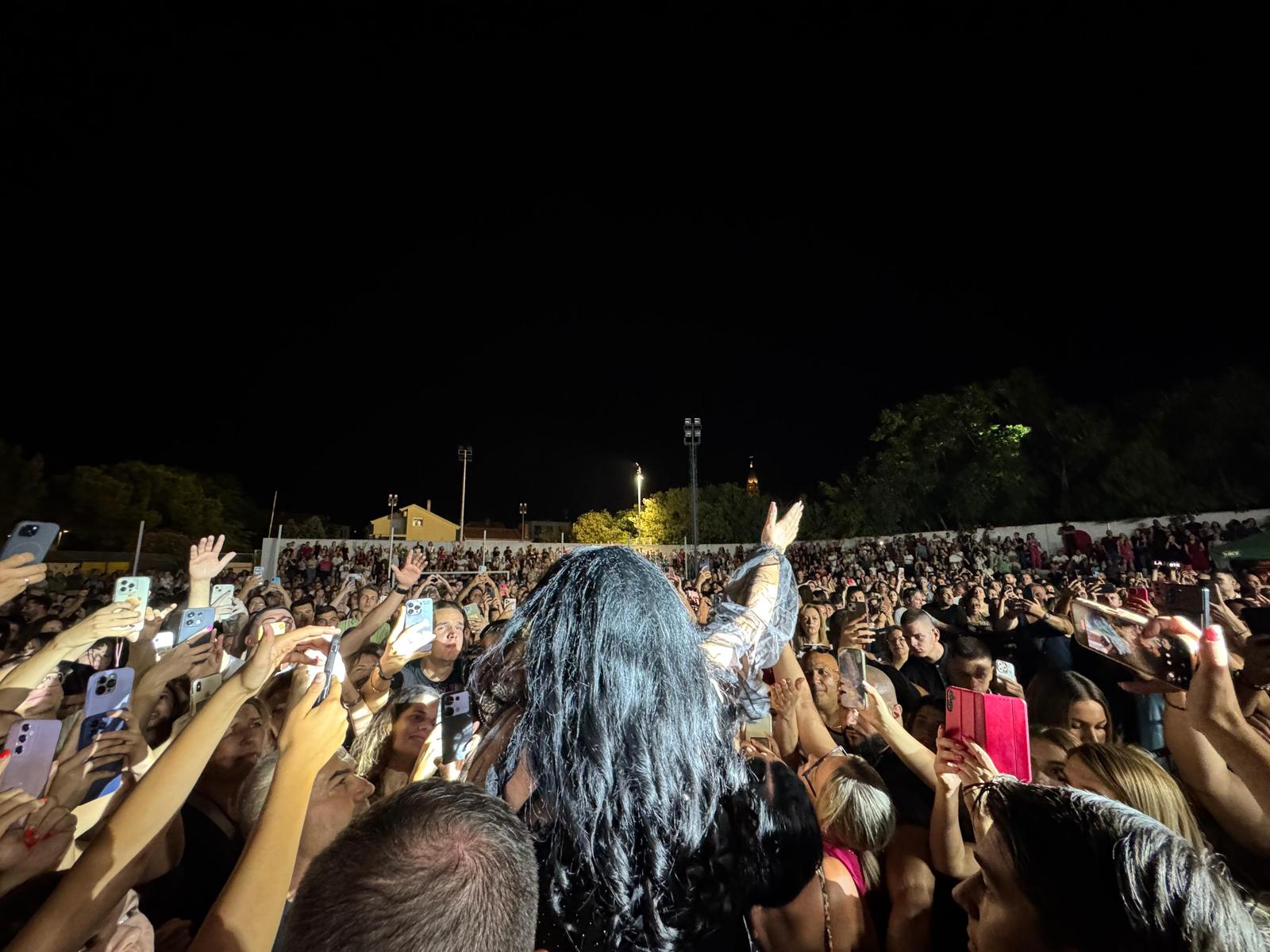 Dragana Mirković oduševila Mostar: Koncert rasprodat danima unapred, emocije preplavile stadion VIDEO 2 WhatsApp Image 2025 07 21 at 14.37.05 1
