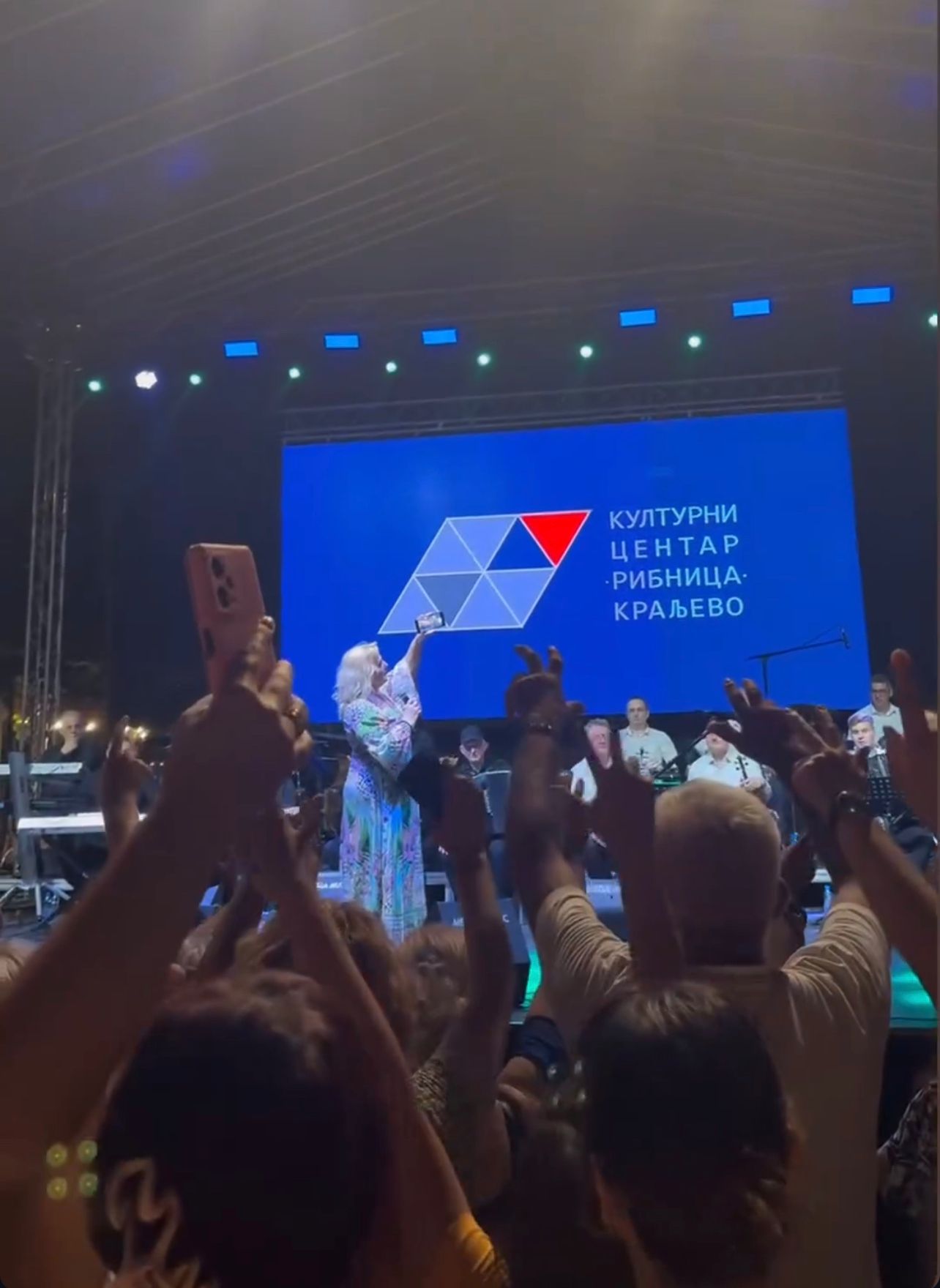 Snežanu Đurišić savladale emocije u rodnom Kraljevu: "Suze mi idu same jer slike detinjstva su pred očima" VIDEO 5 WhatsApp Image 2025 07 26 at 22.12.13