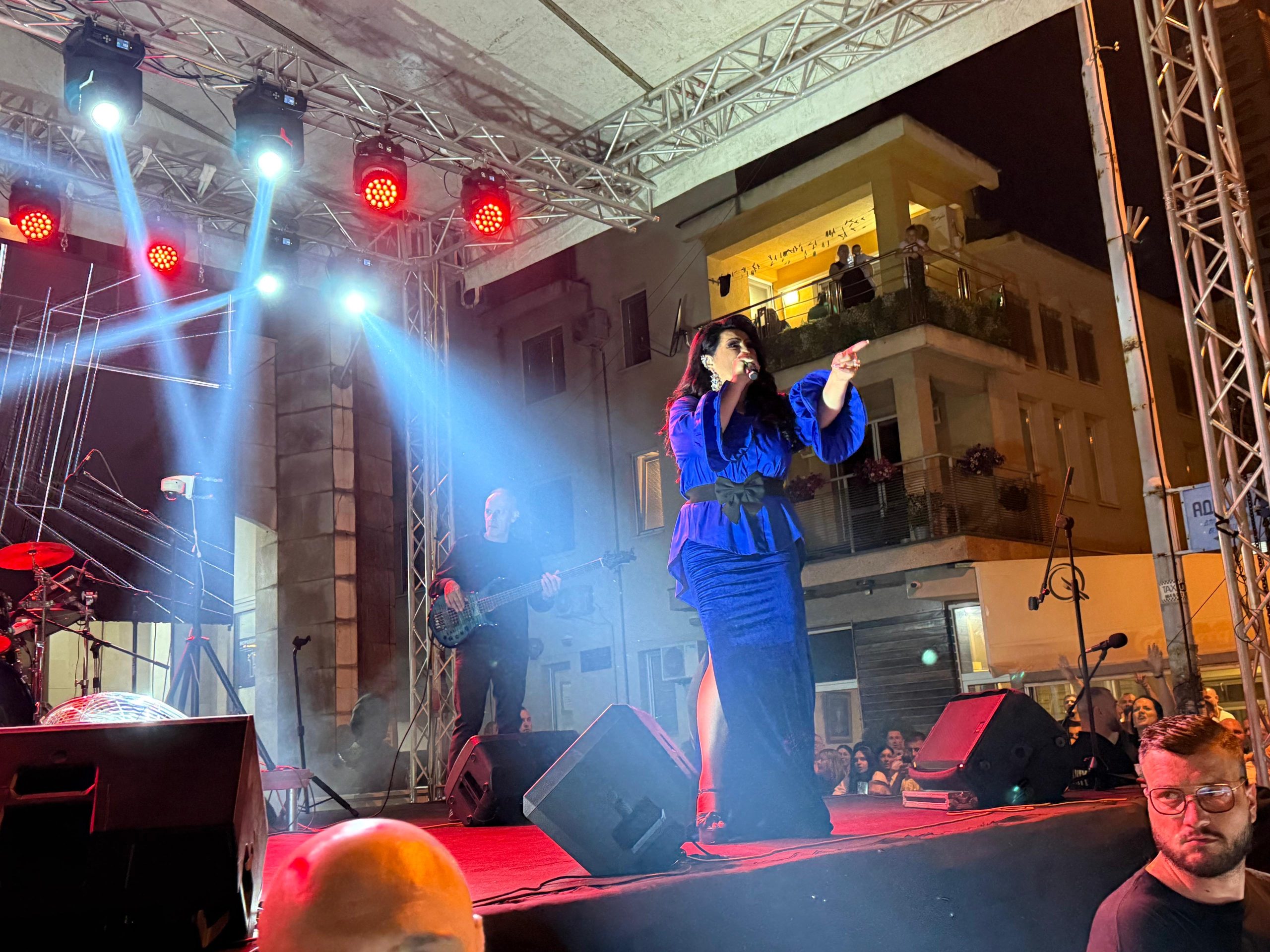 Ub će ovo dugo pamtiti: Dragana Mirković održala koncert, publika nije htela da se raziđe VIDEO 5 b79cbdec 0bfb 45a4 8036 6b0db0129068
