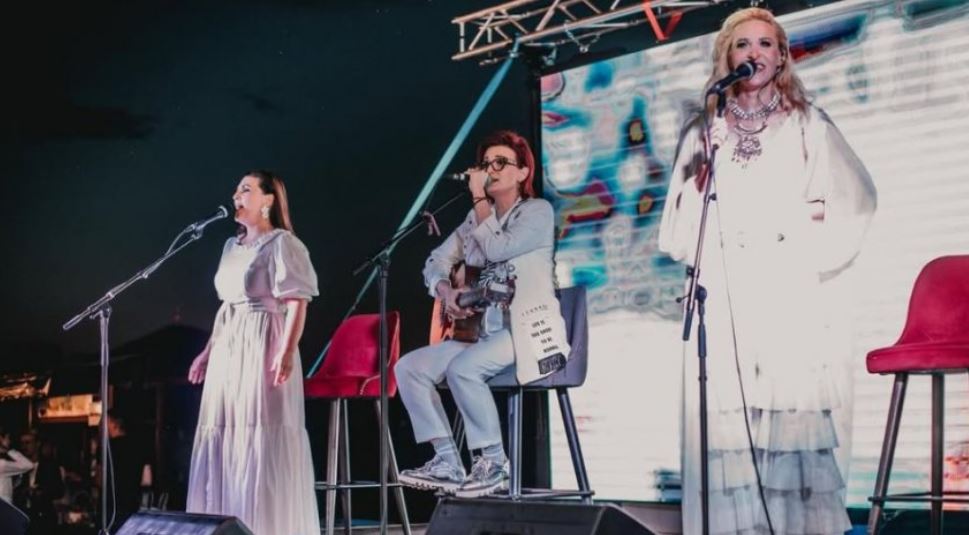 Trg ispunjen muzikom i čašom vina: "Frajle" zablistale u Čačku i proslavile 16 godina karijere 6 frajle