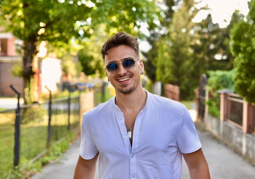 Devojke lude za popularnim pevačem, a on je 4 godine u vezi sa ovom lepoticom FOTO 5 hvala ljudi na krasnim komentarima za Najljepsi cvijet 🌹ocemo iduce brze sta il da nastavimo