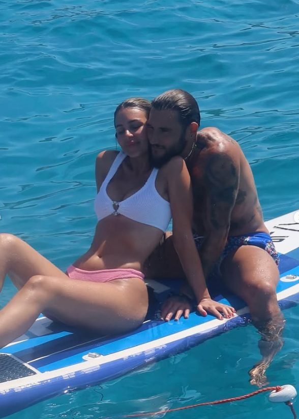 Anastasija i Gudelj u ljubavnom zanosu: Čvrsto je grli na plaži, ona blista od sreće: "Ludo te volim" FOTO 6 image 3 12