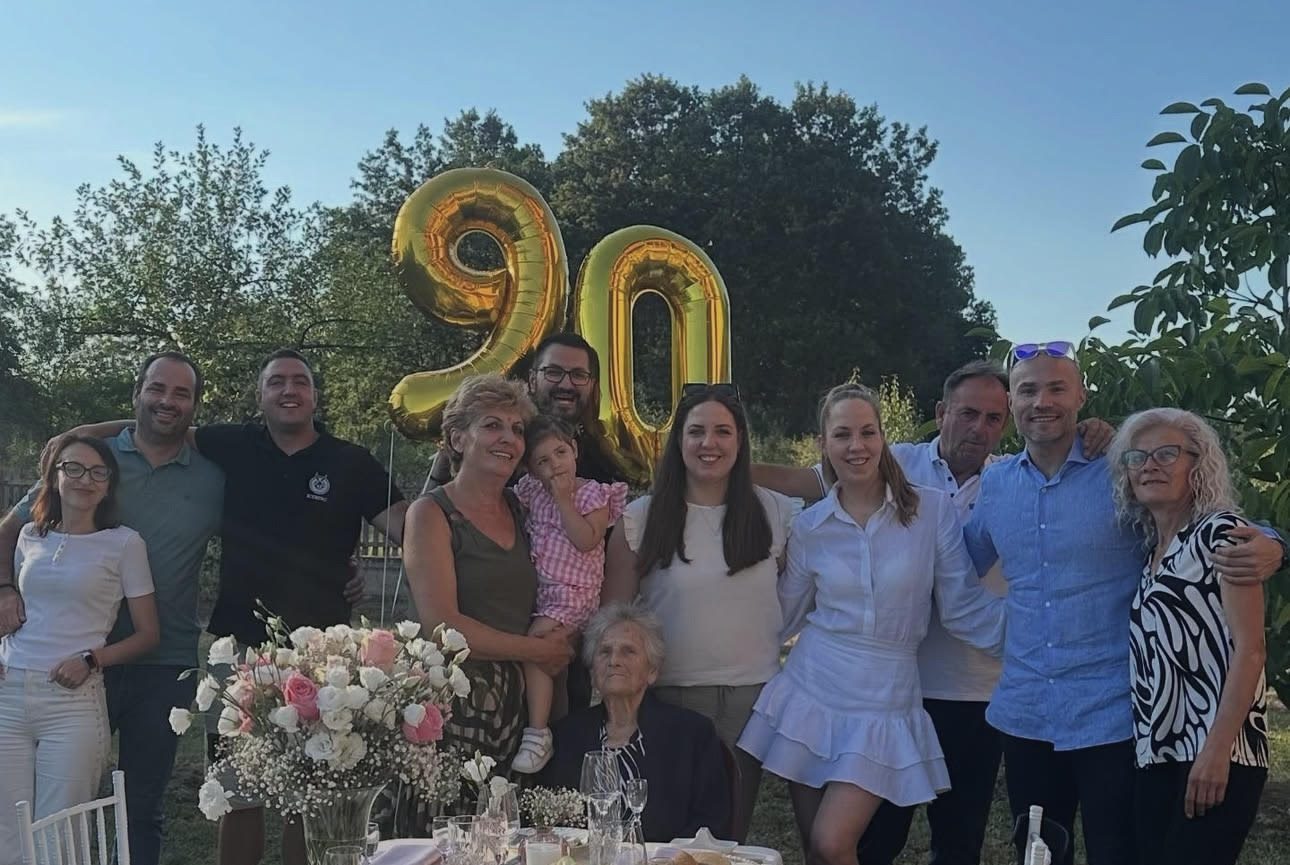 Emotivno slavlje u domu Aleksandra Sofronijevića: Baka slavi 90. rođendan, a lepa doktorka blista FOTO 6 image 3 26