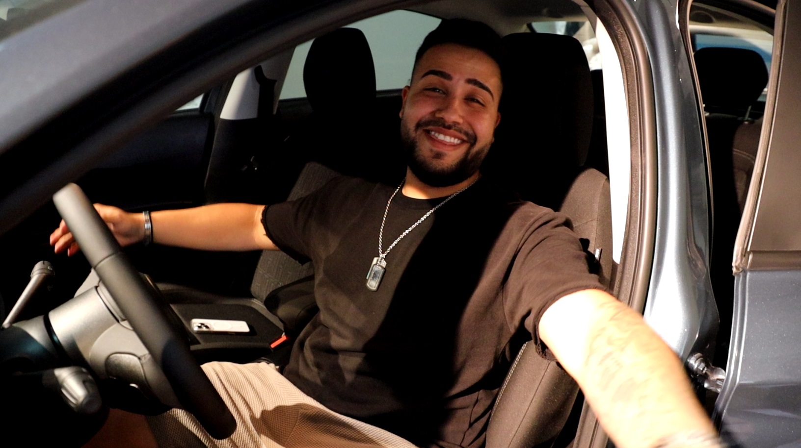 Nikola Stanišić zapevao od sreće zbog novog automobila: "Sa njim stižem za tri sata do Skoplja" VIDEO 7 nikola stanisic 2 1