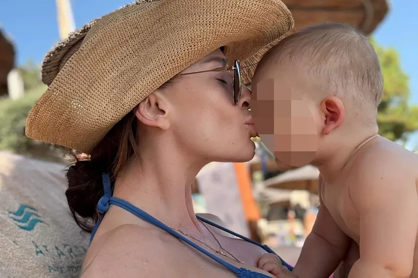 Prizor sa plaže topi srca: Kaća Živković uživa na moru sa sinom FOTO 6 539929779185325316870002352452682251995539869n 830x553 1