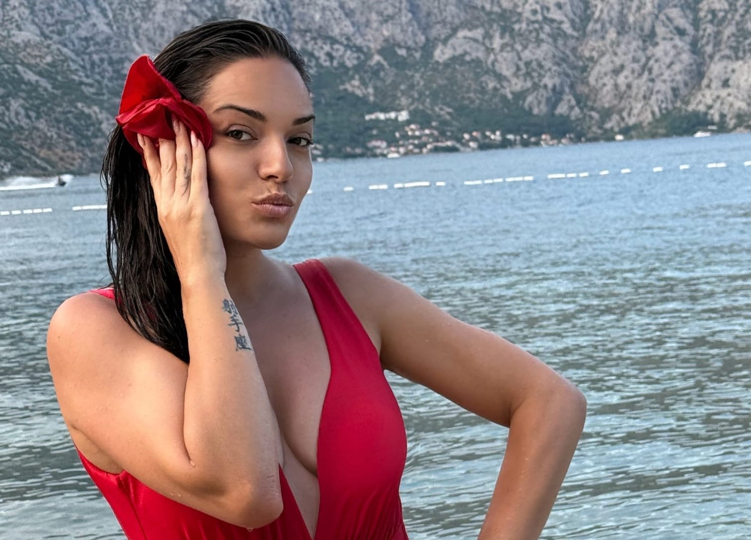 Svi komentarišu da naša pevačica izgleda bolje nego ikad: Slikama sa plaže usijala mreže FOTO 5 61594c68 74c8 4d9b ab0c 55b2ceea1d00
