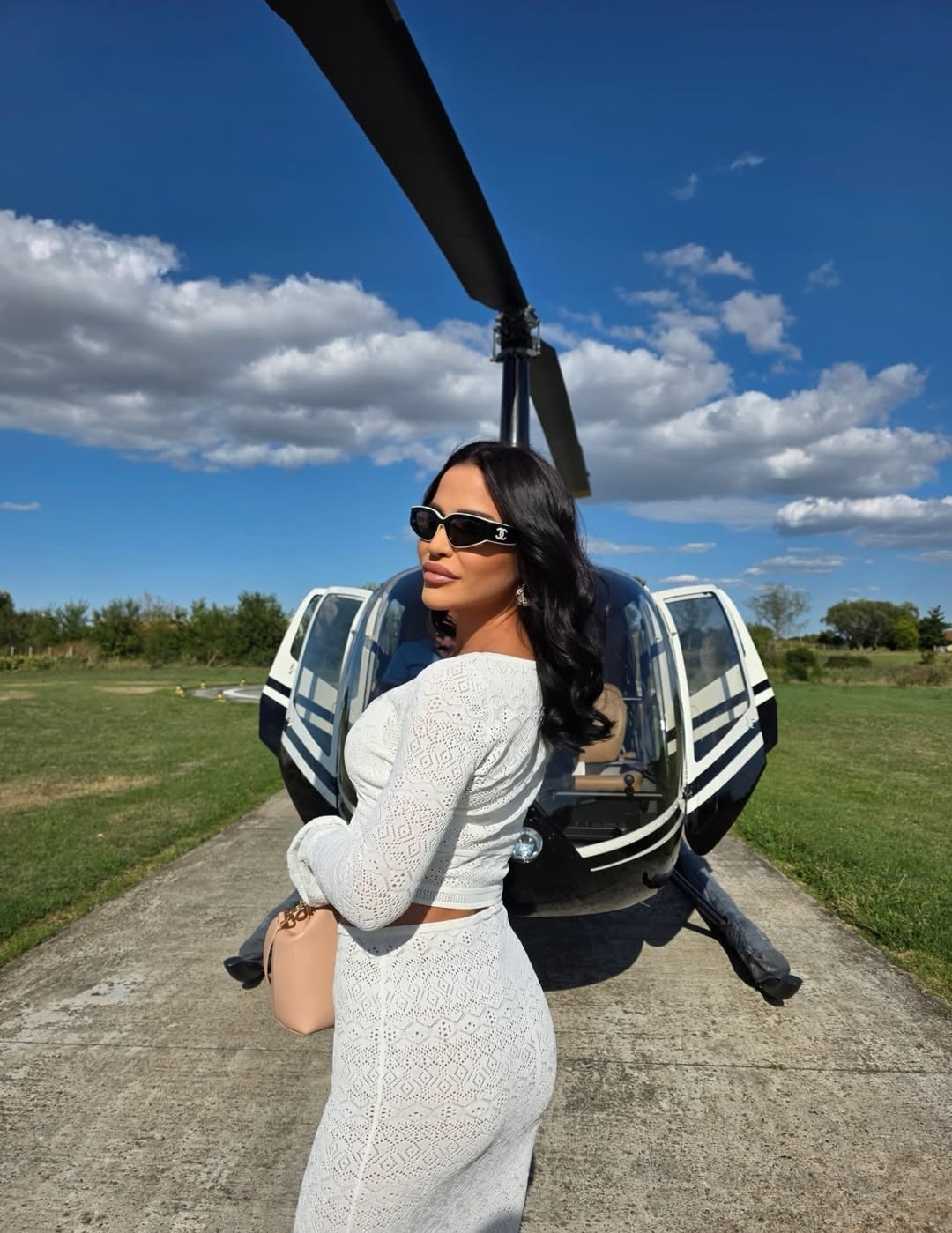 Aleksandra Mladenović otišla helikopterom na posao: Pevačica grmi stajlingom, samo je jedan detalj 2.500 evra 5 Aleksandra Mladenovic 2