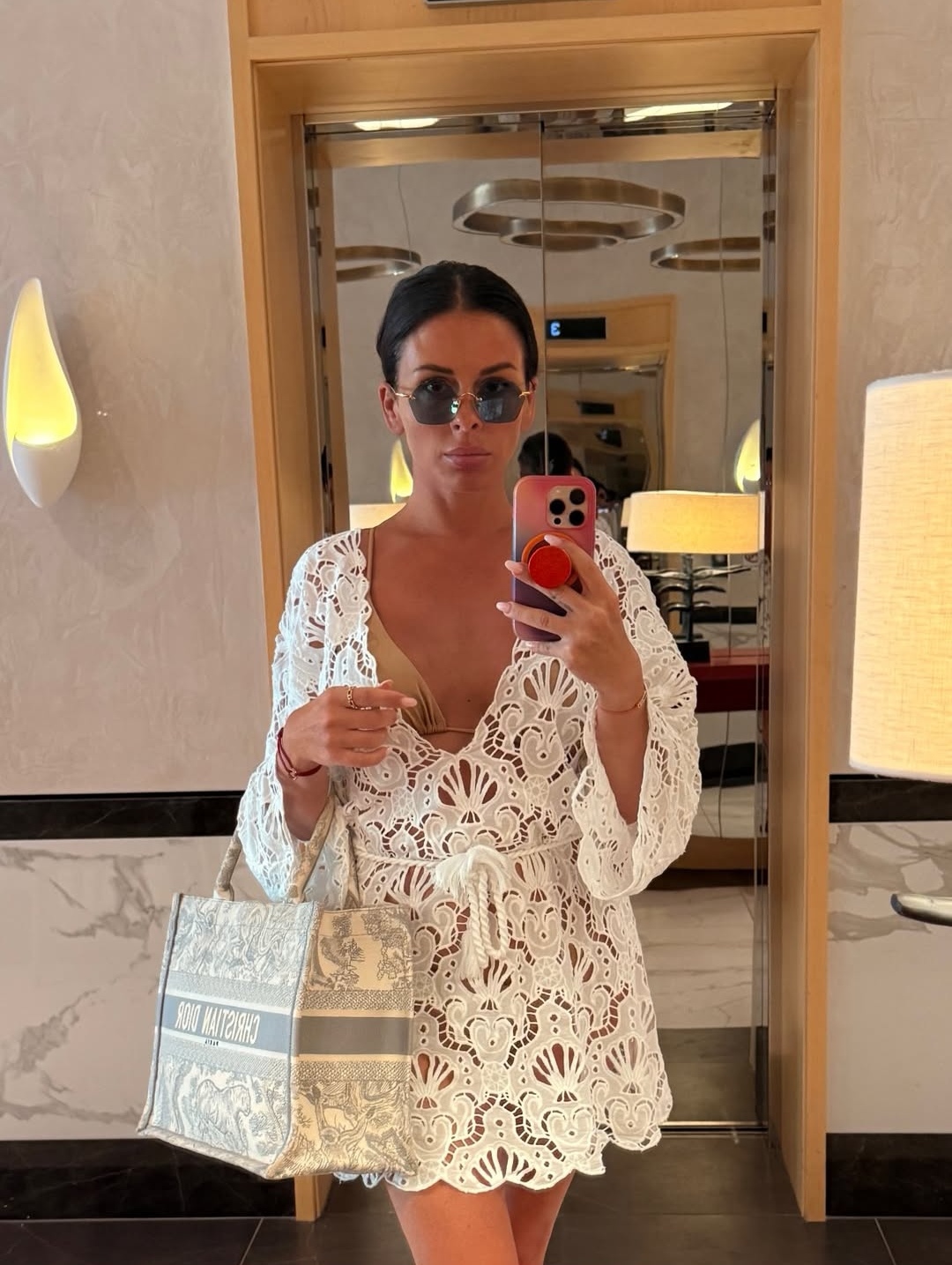 Ana Sević na letovanju u mini čipkastoj haljini, nosi torbu za plažu od 2.700 dolara FOTO 6 Ana Sevic