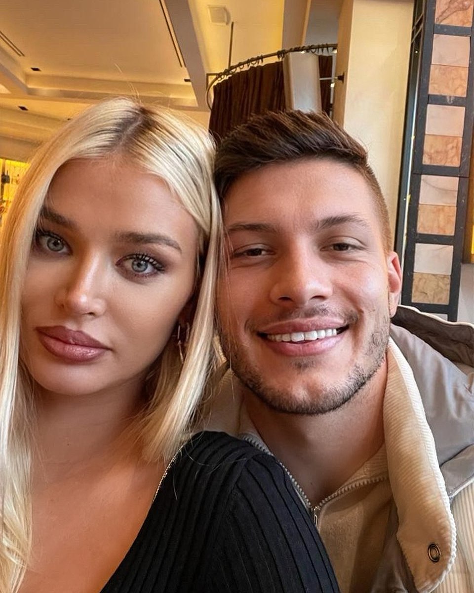 Naš fudbaler odustao od svadbe sa manekenkom? "Nikad se nije ženio, ne verujem da će i sad" 6 Da nikad ne prestanes da se smejes i cinis ovaj svet posebnim… srecan rodjendan volim te ❤️