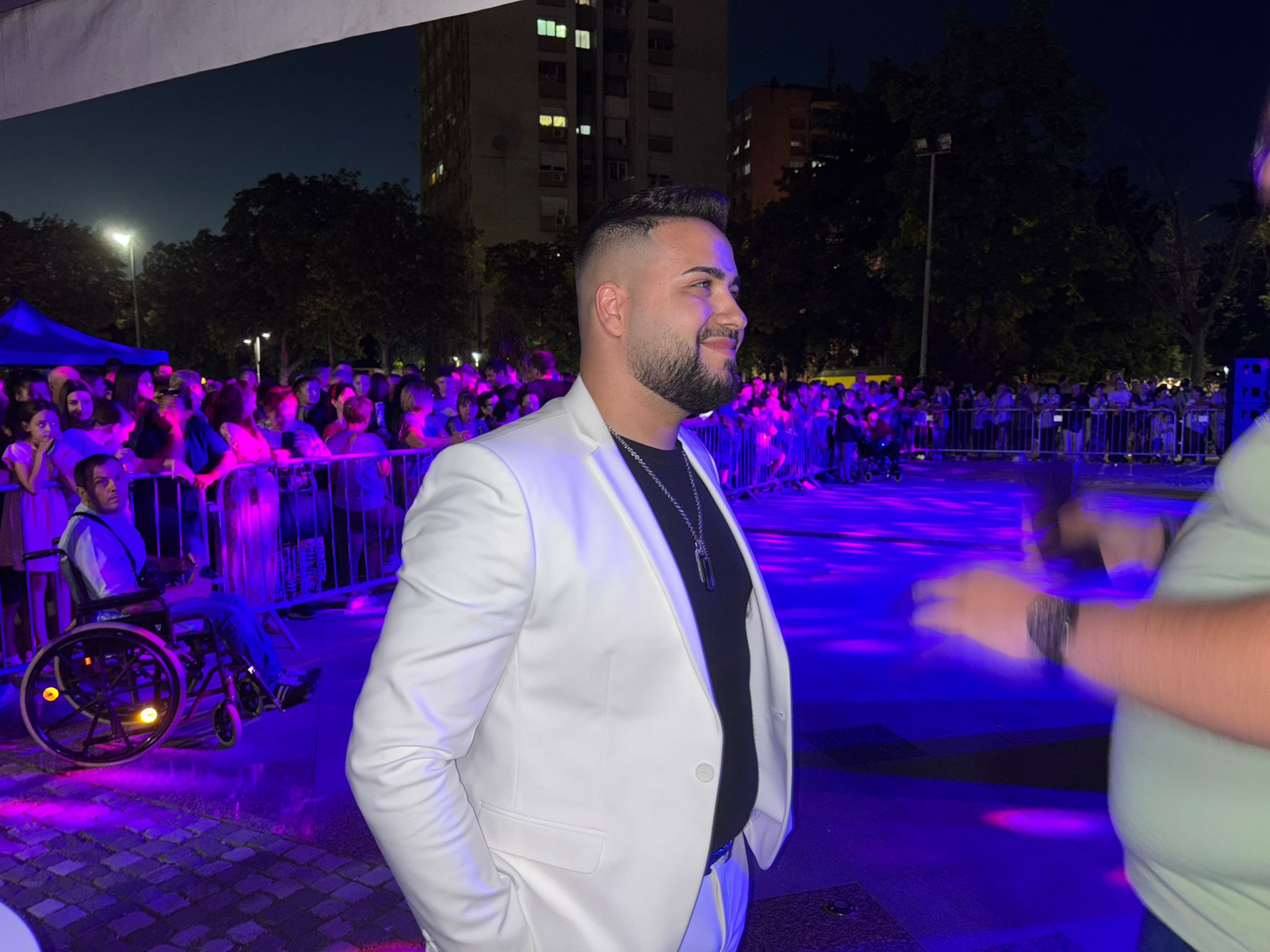 Poljupci, zagrljaji, selfiji: Nikola Stanišić opkoljen obožavaocima pred početak spektakla VIDEO 5 IMG 20250826 WA0046
