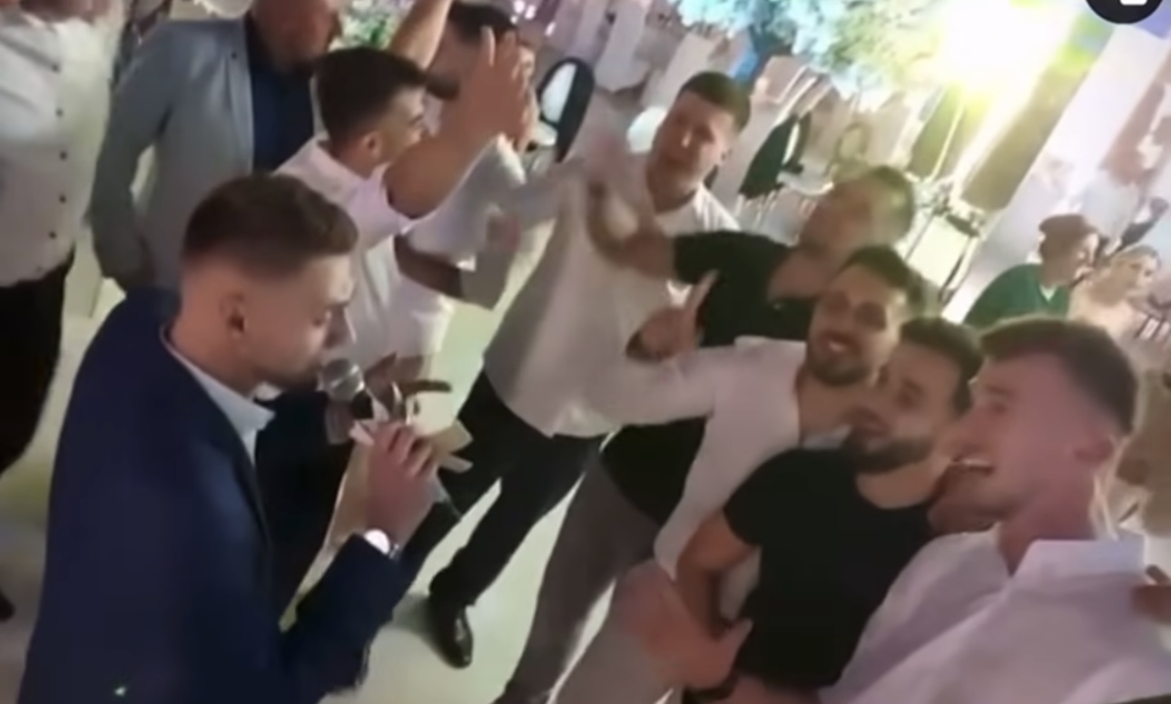 Aladin Pehić raspametio goste: Ruke pune bakšiša, svi pevaju sa njim uglas, a jedan detalj svima zapao za oko VIDEO 5 IMG 0478