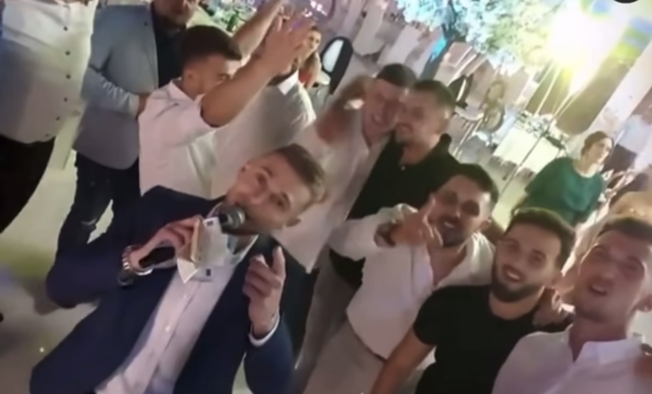 Aladin Pehić raspametio goste: Ruke pune bakšiša, svi pevaju sa njim uglas, a jedan detalj svima zapao za oko VIDEO 6 IMG 0479