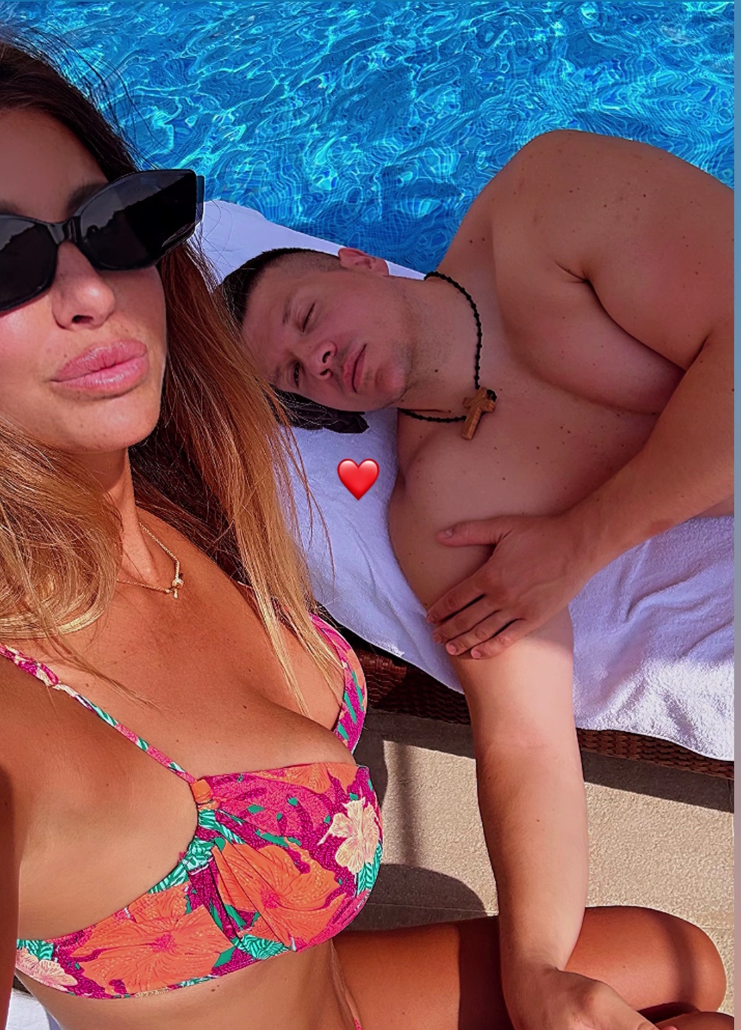 Žena Slobe Radanovića posle 3 porođaja kao devojčica: Pevač spava kao jagnje pored prezgodne drage FOTO 7 Jelena Radanovic 1