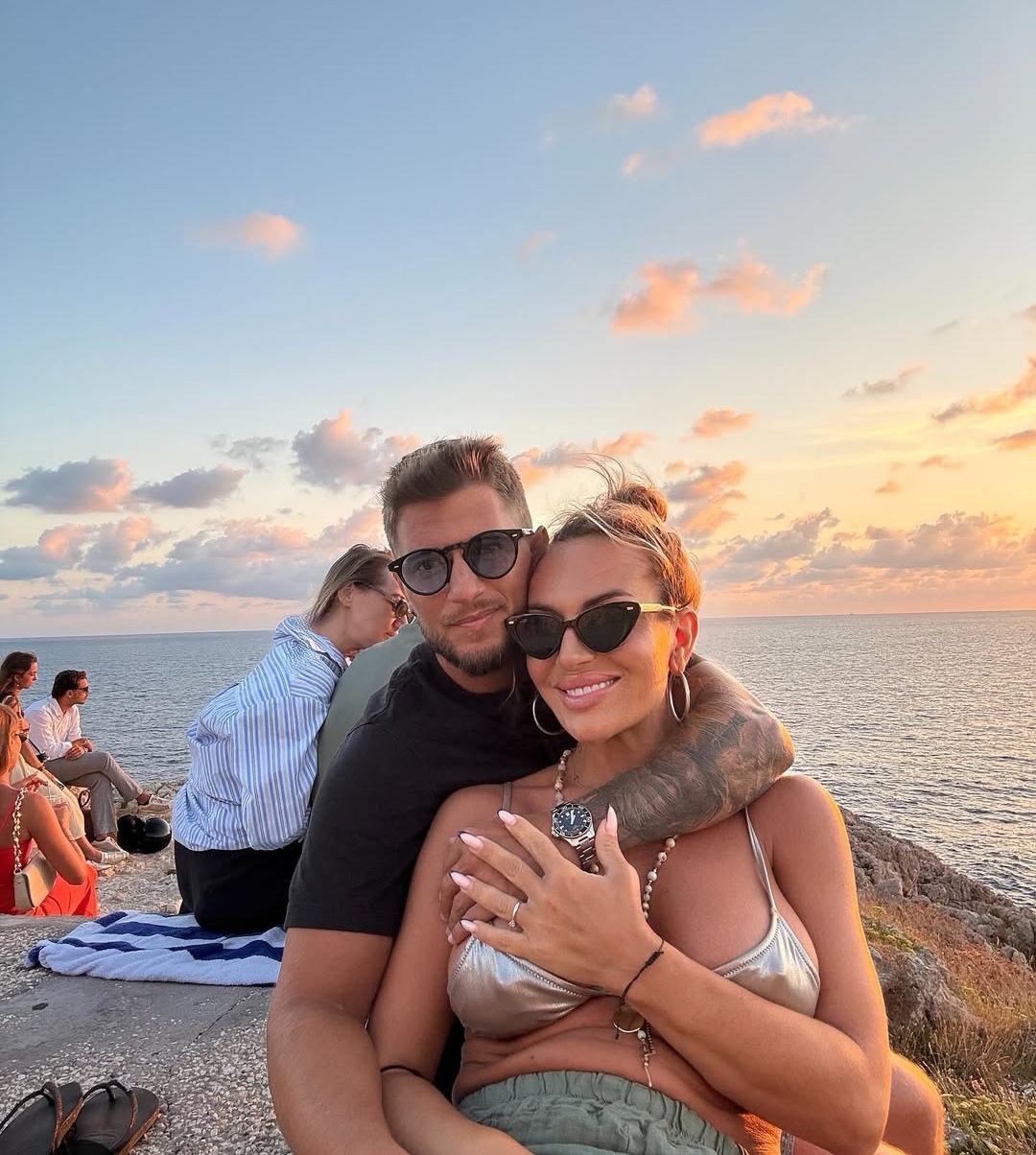 Pevač u vezi sa pet godina starijom koleginicom, niko ne može da odoli njenom izgledu FOTO 6 Joca Stefanovic 2