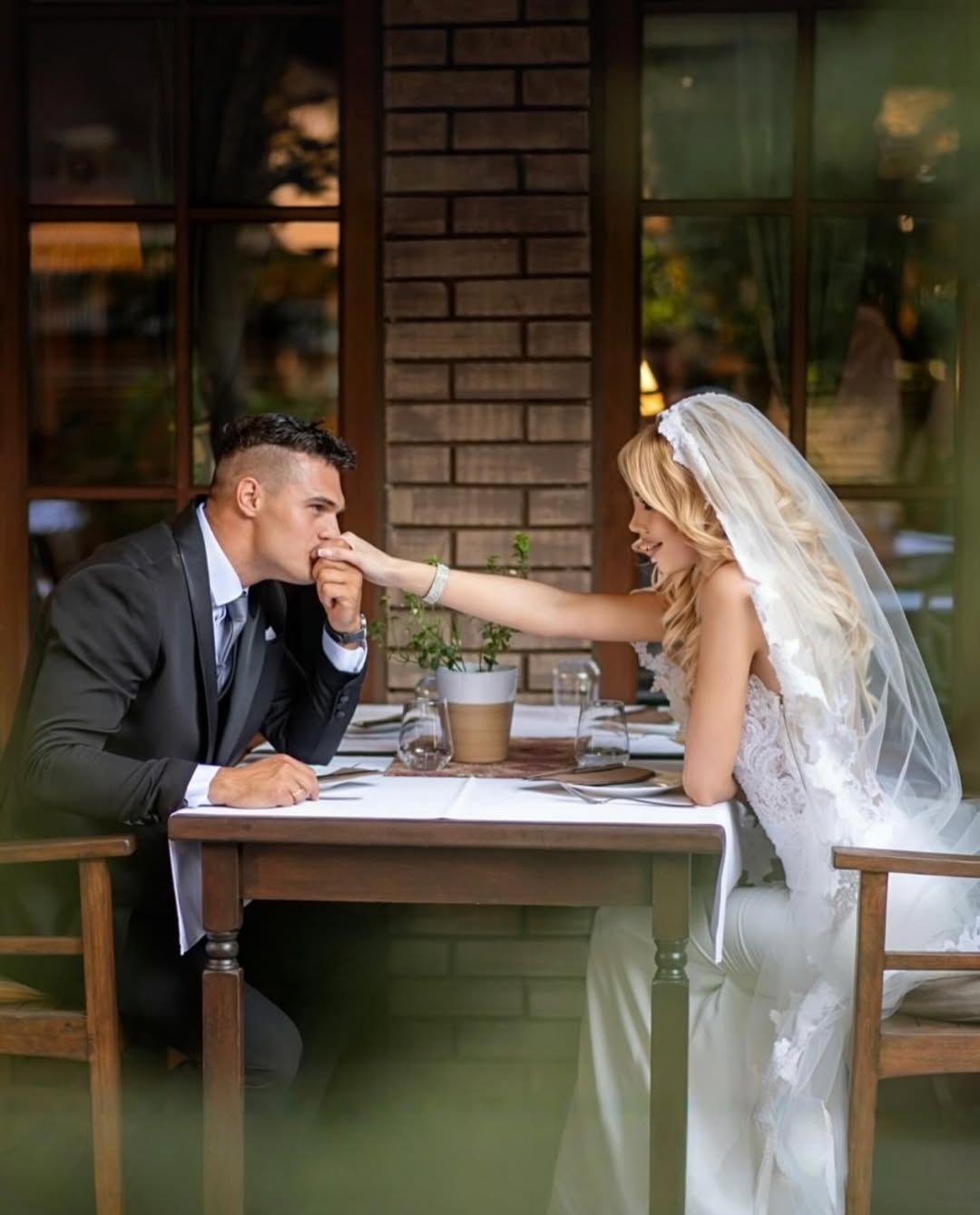Ljubavna priča kao sa filma: Sara- Mia Jokić se za vojnog pilota udala nakon mesec i po dana veze 7 Just married💍❤️ 3