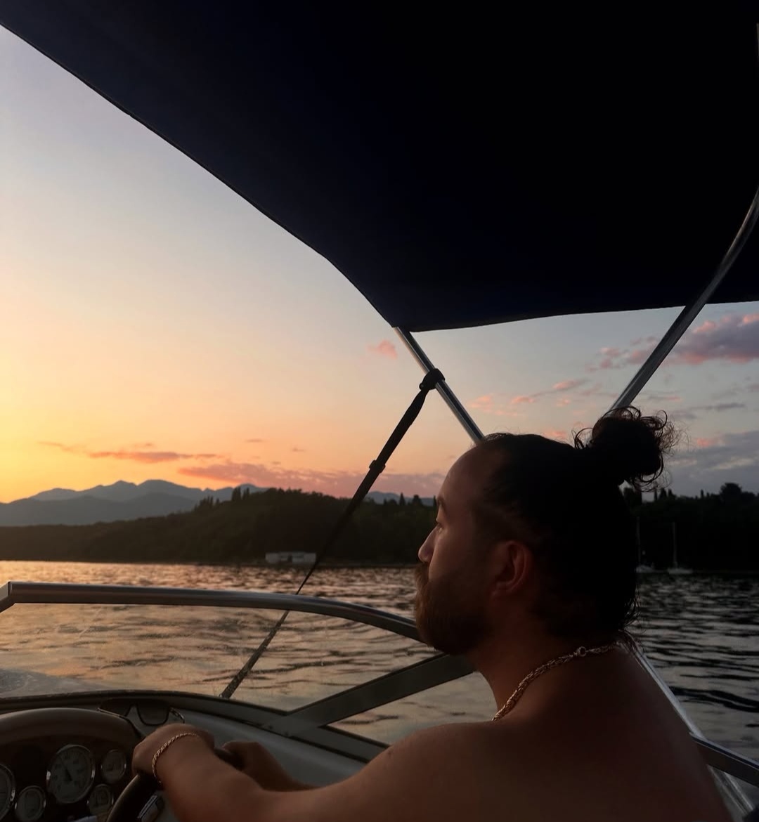 Rasta pokazao kako uživa sa Marijom na putovanju, bujno poprsje u prvom planu FOTO 7 Rasta 1 1