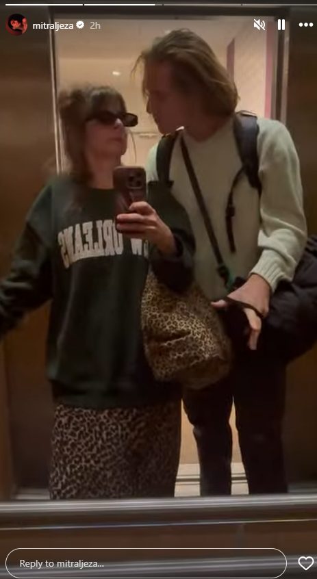 14 godina mlađi, ali to je ne sprečava: Glumica poljubila kolegu u liftu, svi komentarišu njihovu vezu FOTO 7 Screenshot 2025 08 25 095130