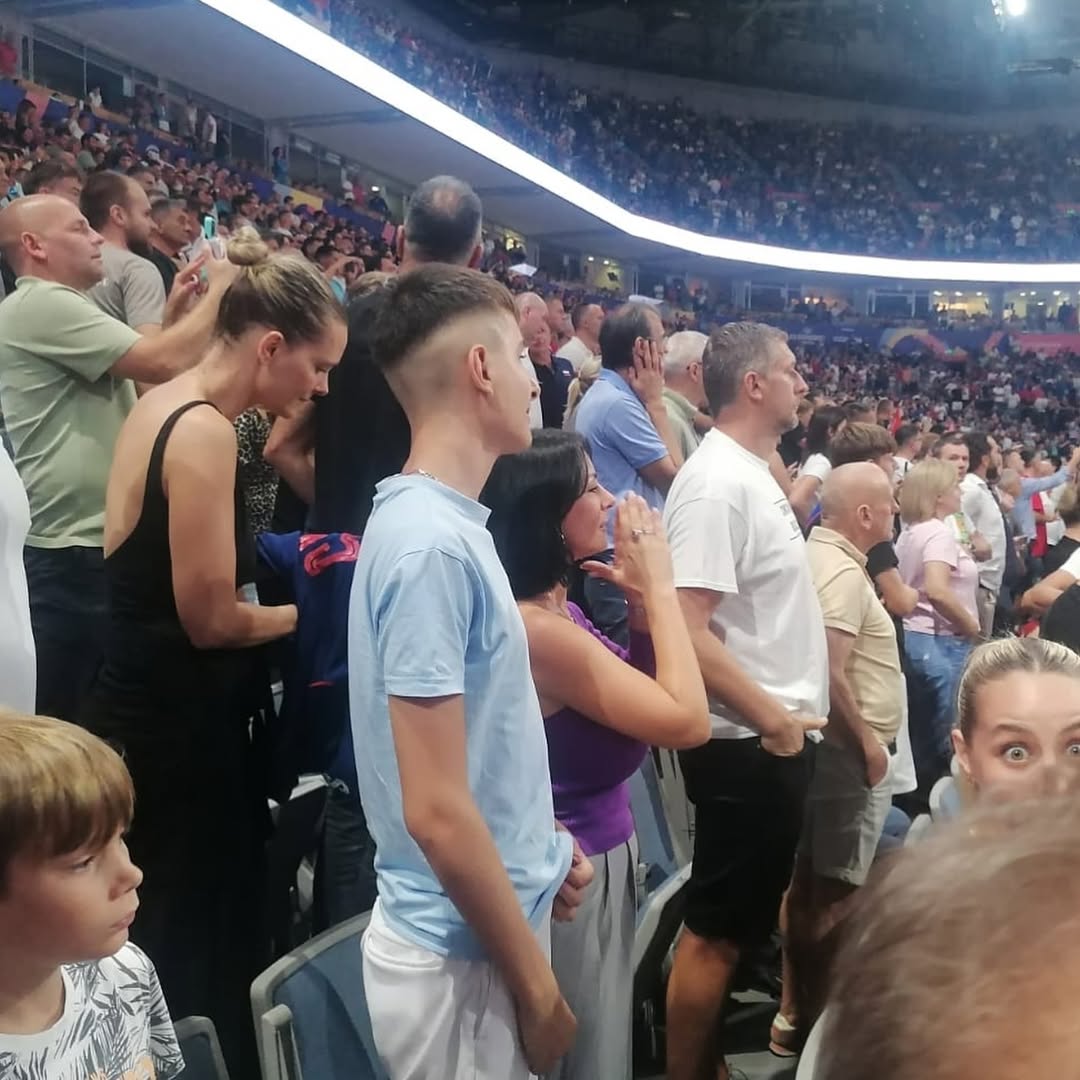 Pevačica na košarkaškoj utakmici: Bodrila Srbiju, ali i rođaka Luku Dončića FOTO 6 Sinoc smo navijali za Srbiju ali i za naseg Luku 🏀🏀🏀 1