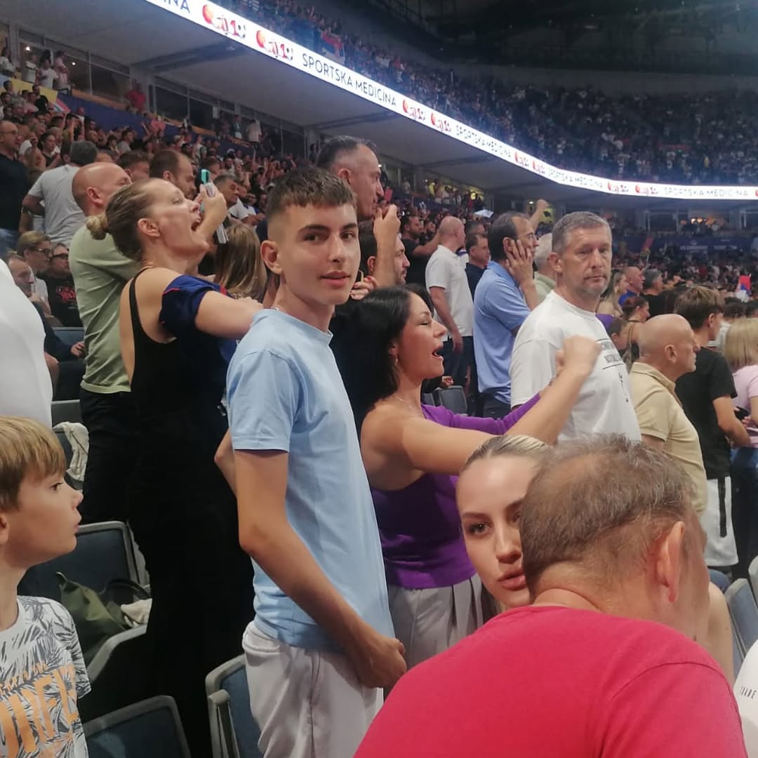 Pevačica na košarkaškoj utakmici: Bodrila Srbiju, ali i rođaka Luku Dončića FOTO 7 Sinoc smo navijali za Srbiju ali i za naseg Luku 🏀🏀🏀