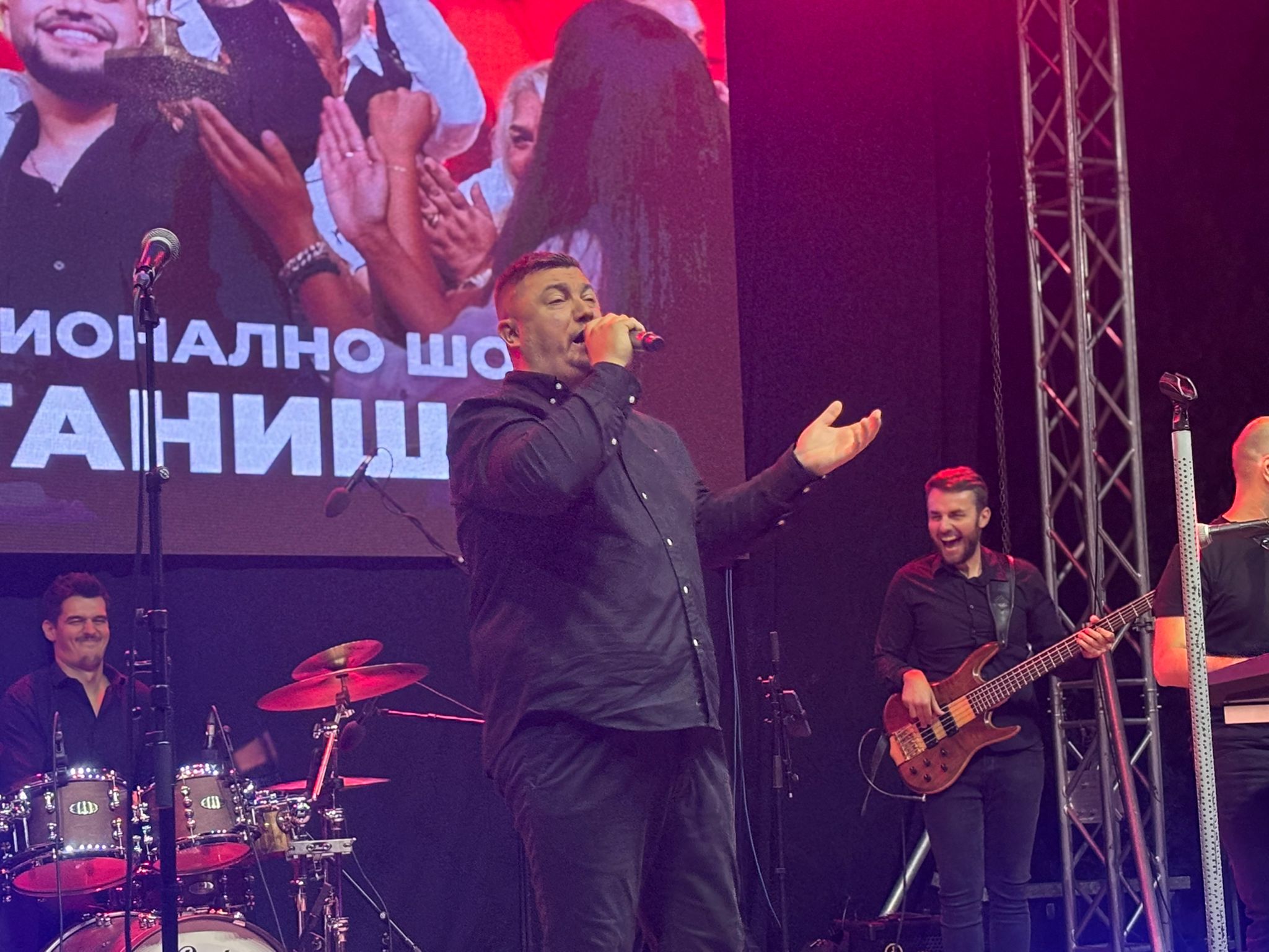 Kada su Ahmed Sejfić i Ferari izašli na scenu u Skoplju, na koncertu je nastao lom VIDEO 8 WhatsApp Image 2025 08 26 at 21.51.42