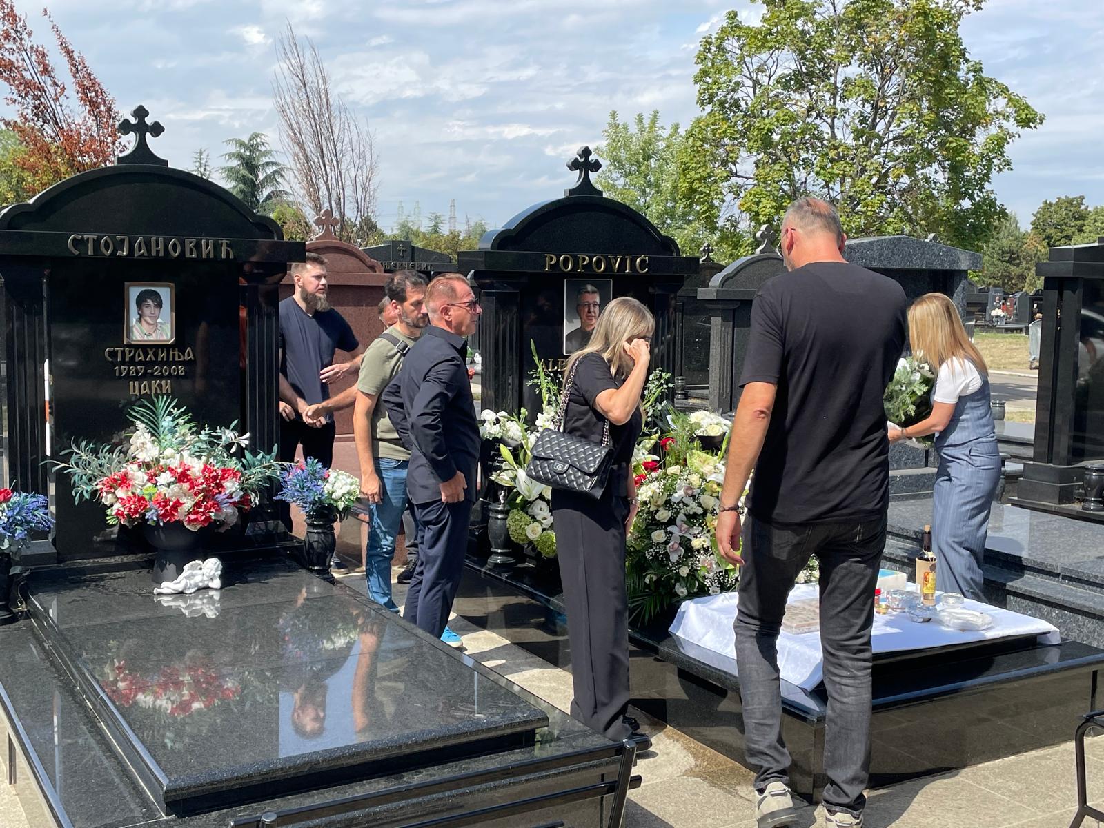 Suzana Jovanović sa decom stigla na pomen Saši Popoviću VIDEO 4 WhatsApp Image 2025 08 30 at 11.43.04
