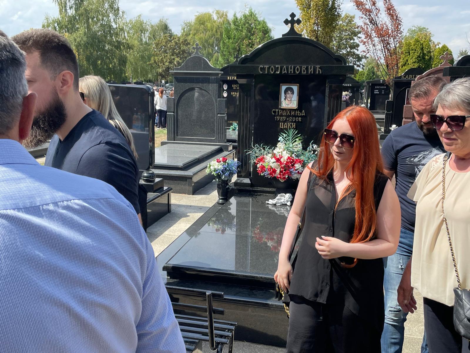 Suzana Jovanović sa decom stigla na pomen Saši Popoviću VIDEO 5 WhatsApp Image 2025 08 30 at 11.43.05 1