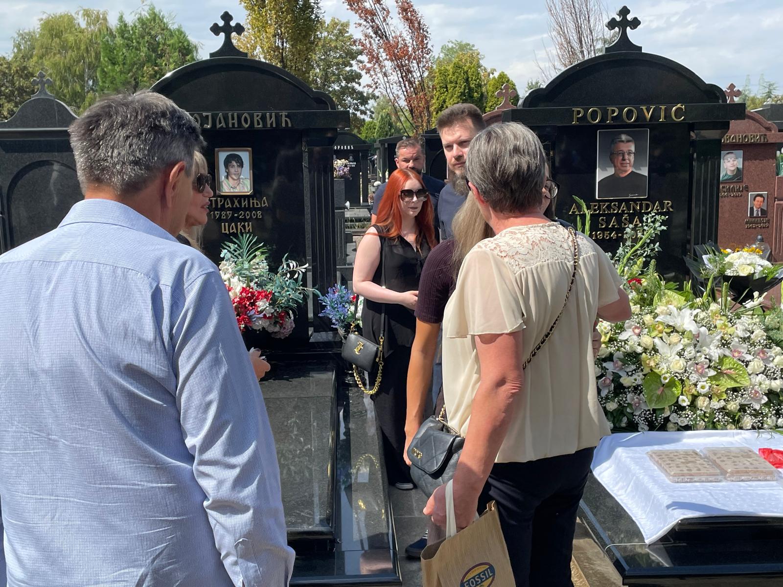Suzana Jovanović sa decom stigla na pomen Saši Popoviću VIDEO 7 WhatsApp Image 2025 08 30 at 11.43.05