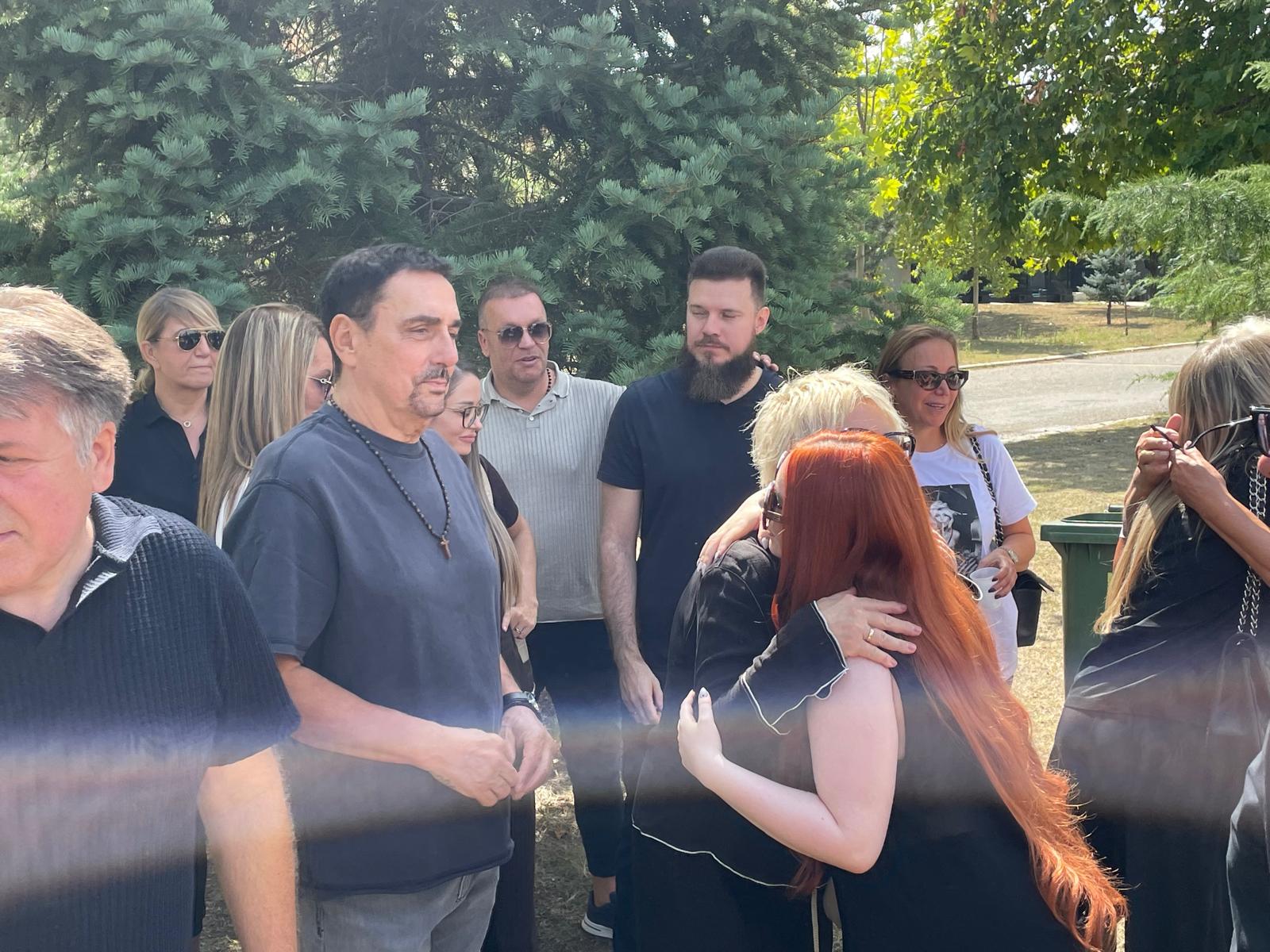 Suzana Jovanović sa decom stigla na pomen Saši Popoviću VIDEO 6 WhatsApp Image 2025 08 30 at 11.43.06