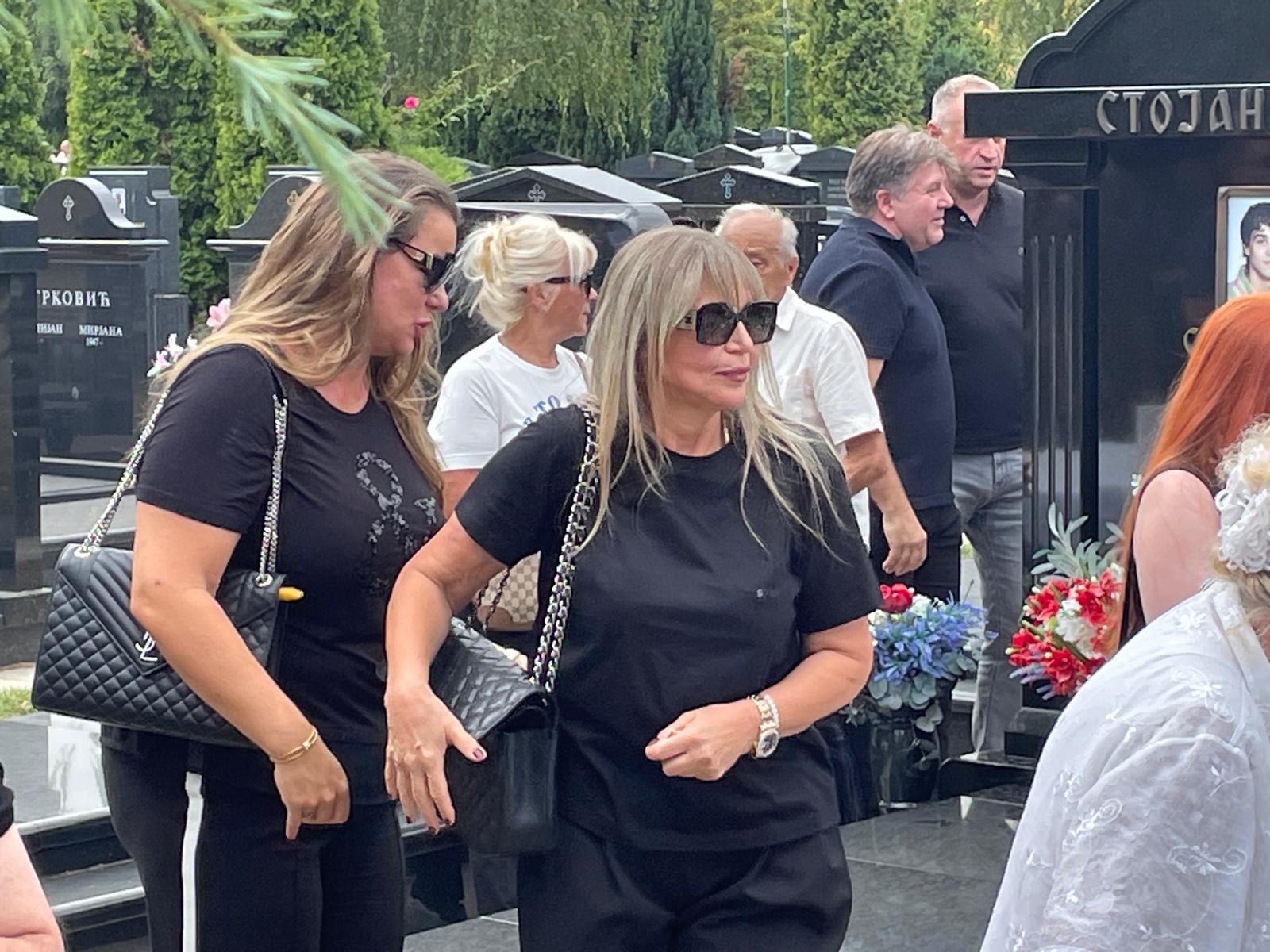 Poruka zaposlenih u "Grand" produkciji ostavljena na grobu Saše Popovića: Reči kidaju dušu VIDEO 7 WhatsApp Image 2025 08 30 at 12.22.09