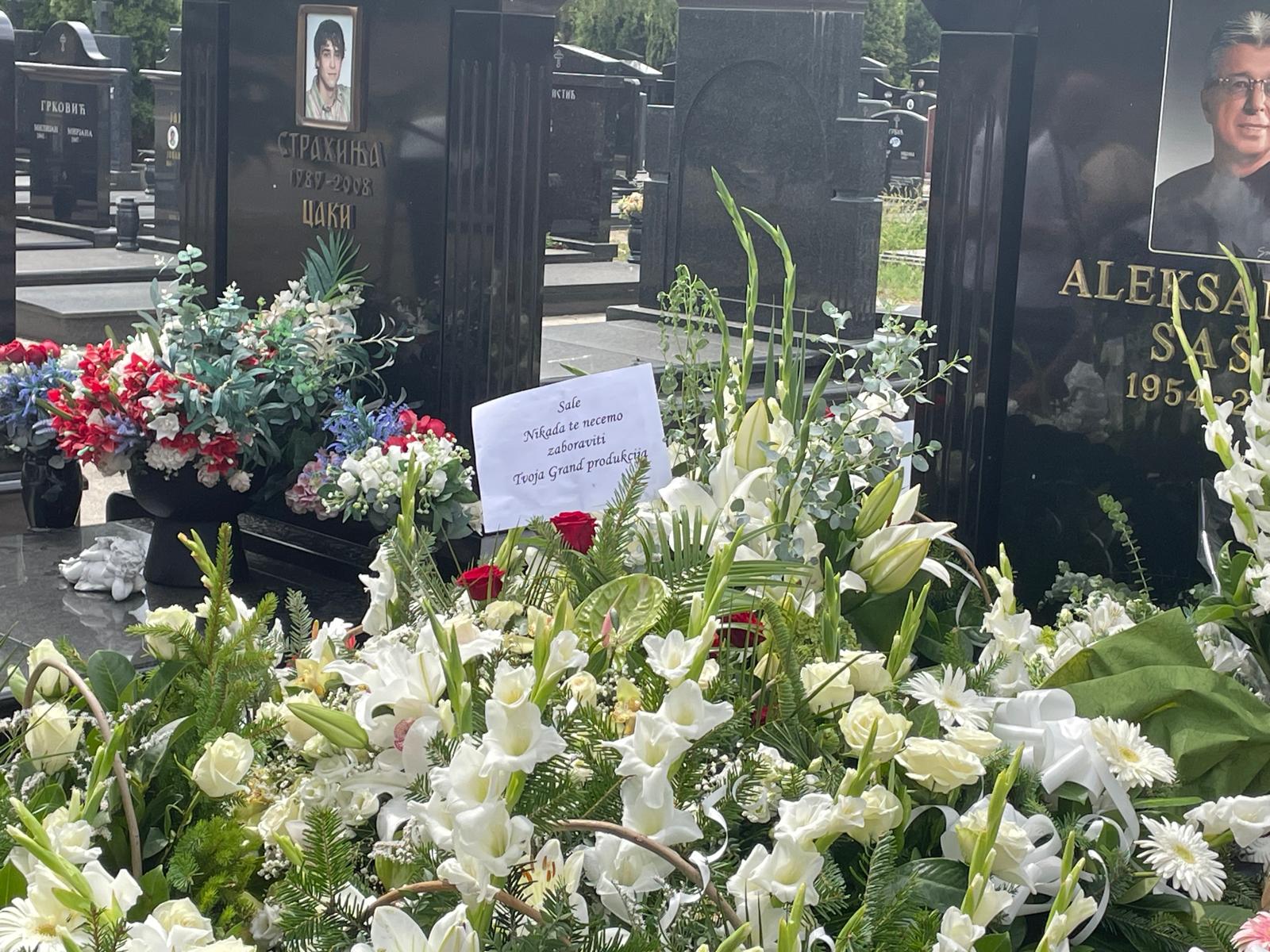 Poruka zaposlenih u "Grand" produkciji ostavljena na grobu Saše Popovića: Reči kidaju dušu VIDEO 9 WhatsApp Image 2025 08 30 at 12.43.21