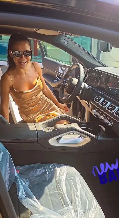 Aleksandra Mladenović otišla helikopterom na posao: Pevačica grmi stajlingom, samo je jedan detalj 2.500 evra 8 image 3 7
