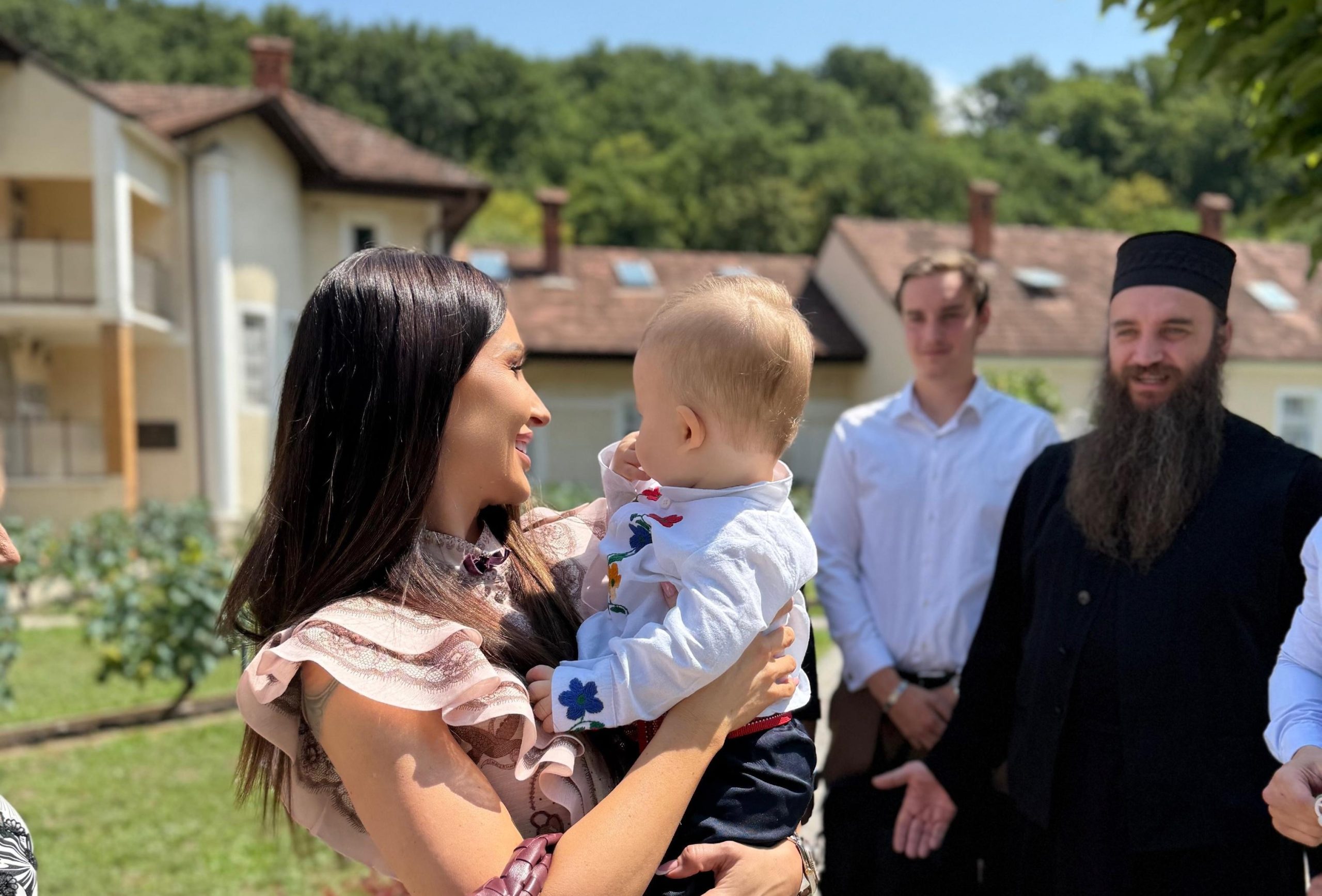 Kaća Živković krstila sina Stefana: "Danas je nebo bilo bliže zemlji" 5 image00002