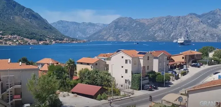 Luksuzni stan zvezde Granda sa pogledom na Kotor oduzima dah (VIDEO) 7 terasa1