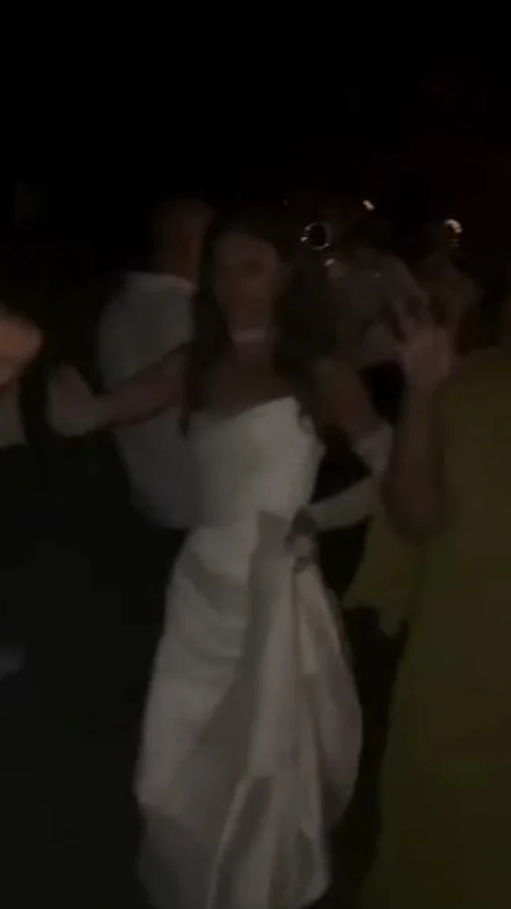 Udala se ćerka našeg glumačkog para: Pogledajte detalje bajkovitog venčanja u Americi FOTO 7 676 1