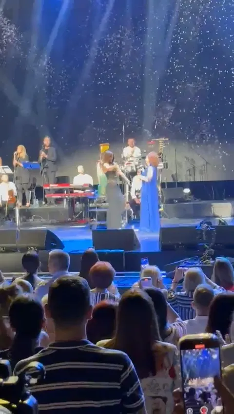 Rođendansko slavlje na sceni: Unuka iznenadila Anu Bekutu tortom na tri sprata VIDEO 6 Ana Bekuta 2 2