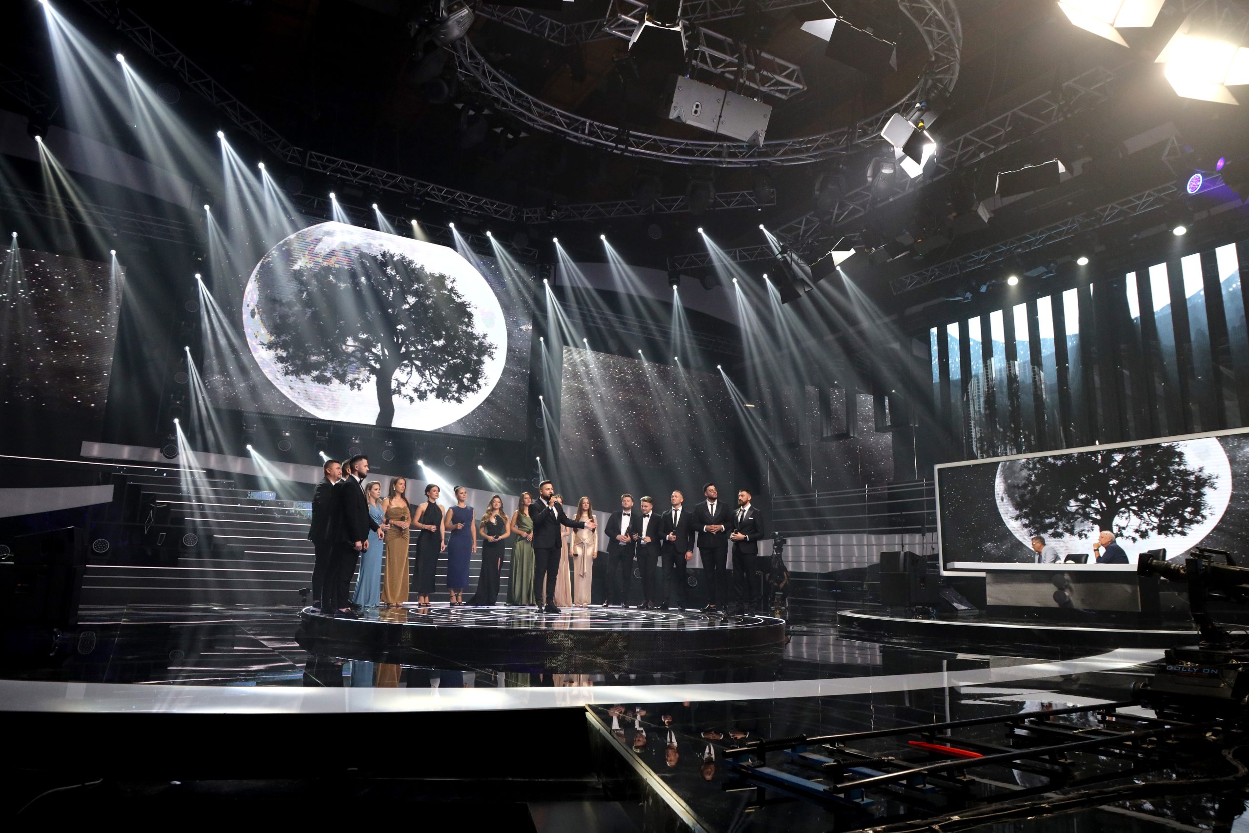 Najtužnija scena na otvaranju nove sezone Zvezda Granda: Žiri grcao u suzama zbog Saše Popovića (VIDEO) 7 finalisti rasplakali žiri i publiku u zvezdama granda