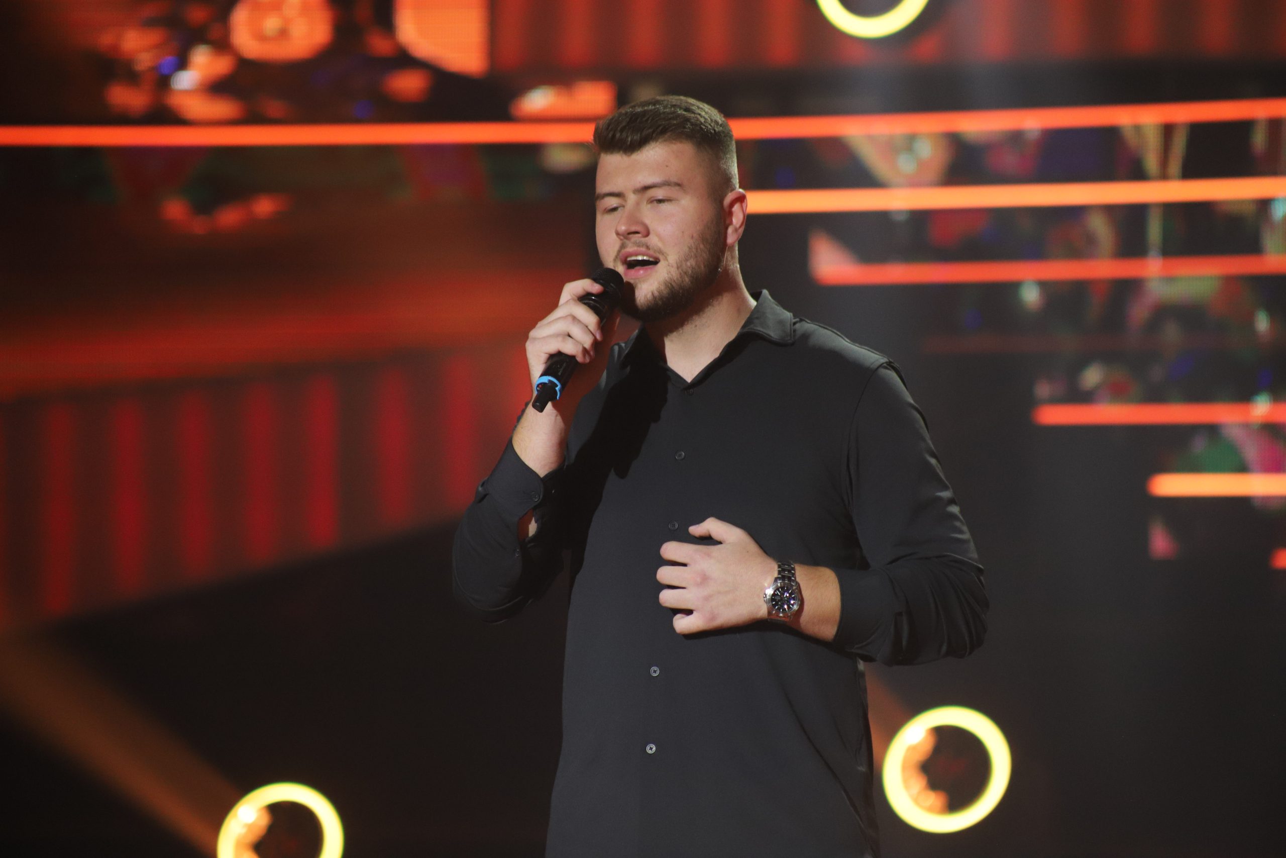 Almir Mustafić zatvorenih očiju osvojio žiri, Dara bez reči: "Bio je omiljeni pevač mog pokojnog oca" 10 IMG 4810