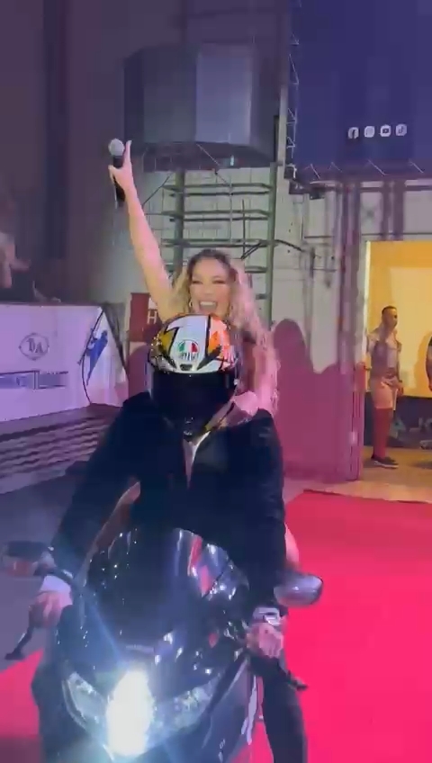 Spektakl u Kragujevcu: Tea Tairović na motoru stigla na koncert, pa pred više od 6.000 ljudi premijerno izvela novu pesmu VIDEO 6 Tea Tairovic 3