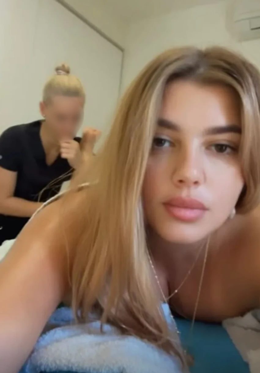 Kija Kockar podelila fotku iz kreveta: Na sebi ima zlatne lance, a tek da vidite dekolte FOTO 6 image 5