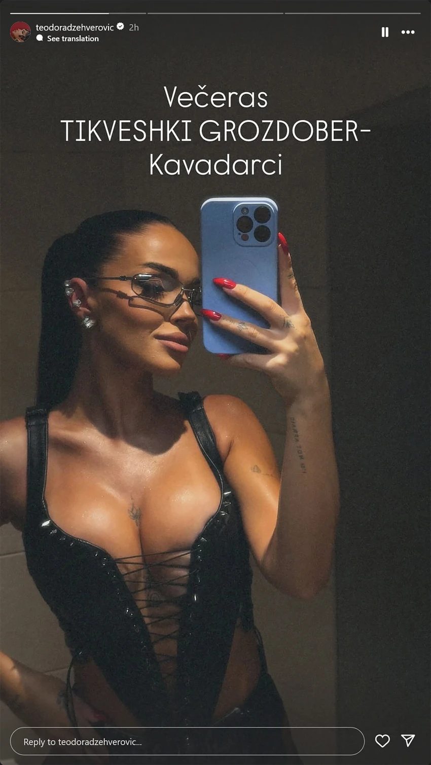 Teodora Džehverović u kožnom korsetu sa dubokim dekolteom, grudi u prvom planu FOTO 6 image 6 3