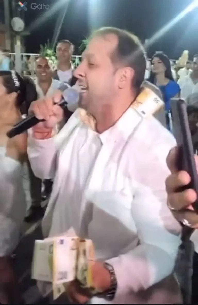 Emir Habibović se slikao pored pravog remek dela od torte, a tek da čujete koje je slavlje po redu FOTO 7 image 9 6