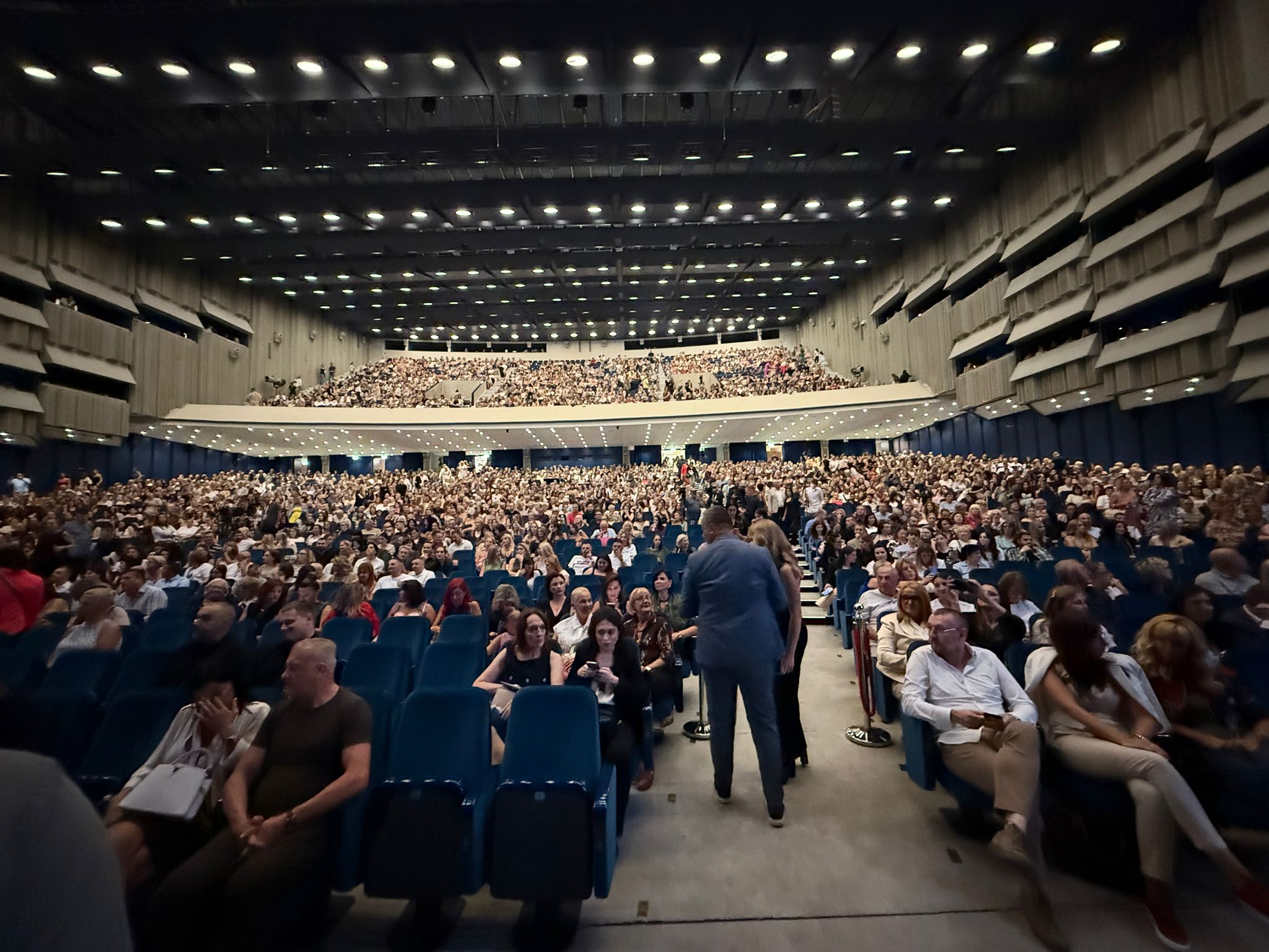 Poznati u prvom redu na Bekutinom koncertu, najveću pažnju izazvao dolazak Tamare Vučić FOTO 3 image00001 1