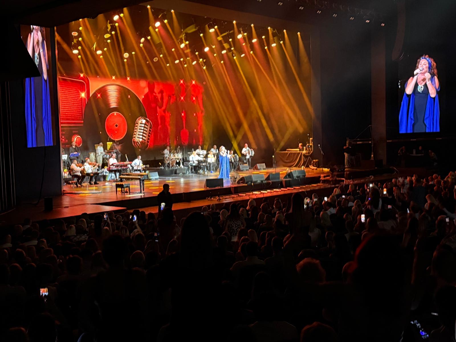 Ana Bekuta otvorila koncert sećanjima, publika u suzama: Prve pesme posvetila majci, ocu i Mrki VIDEO 5 image00001 2