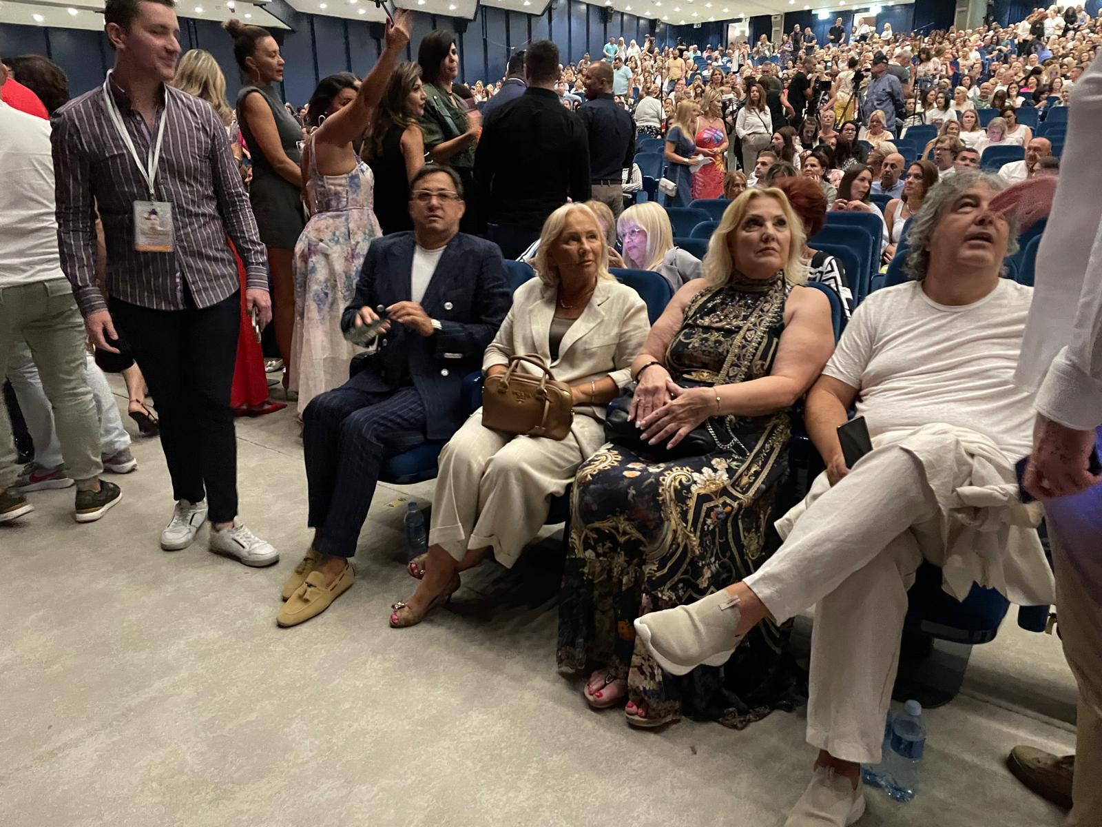 Poznati u prvom redu na Bekutinom koncertu, najveću pažnju izazvao dolazak Tamare Vučić FOTO 8 image00005