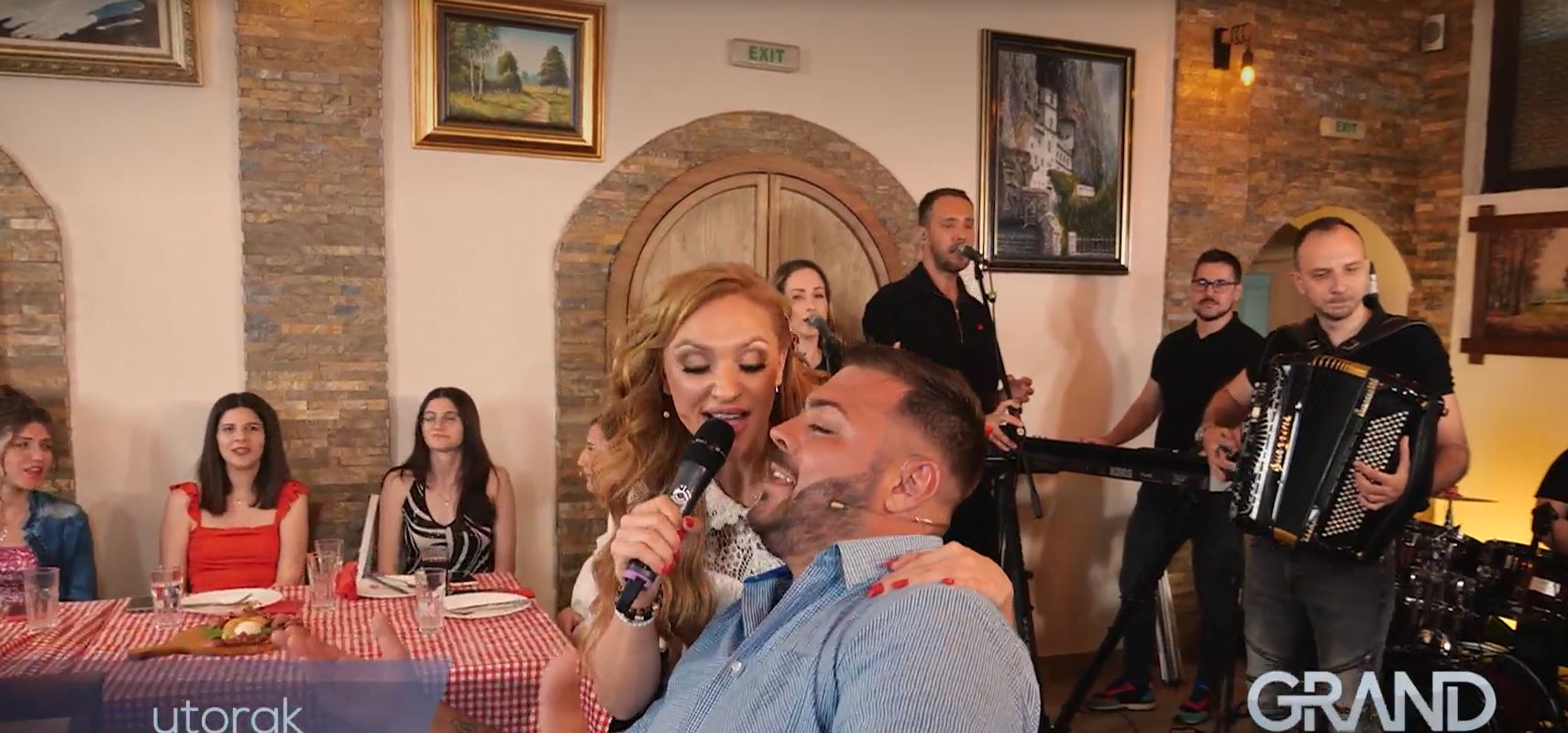 "Pet policajaca me vodilo kao da sam mečka Božana": Hit priča naše pevačice VIDEO 6 1 3