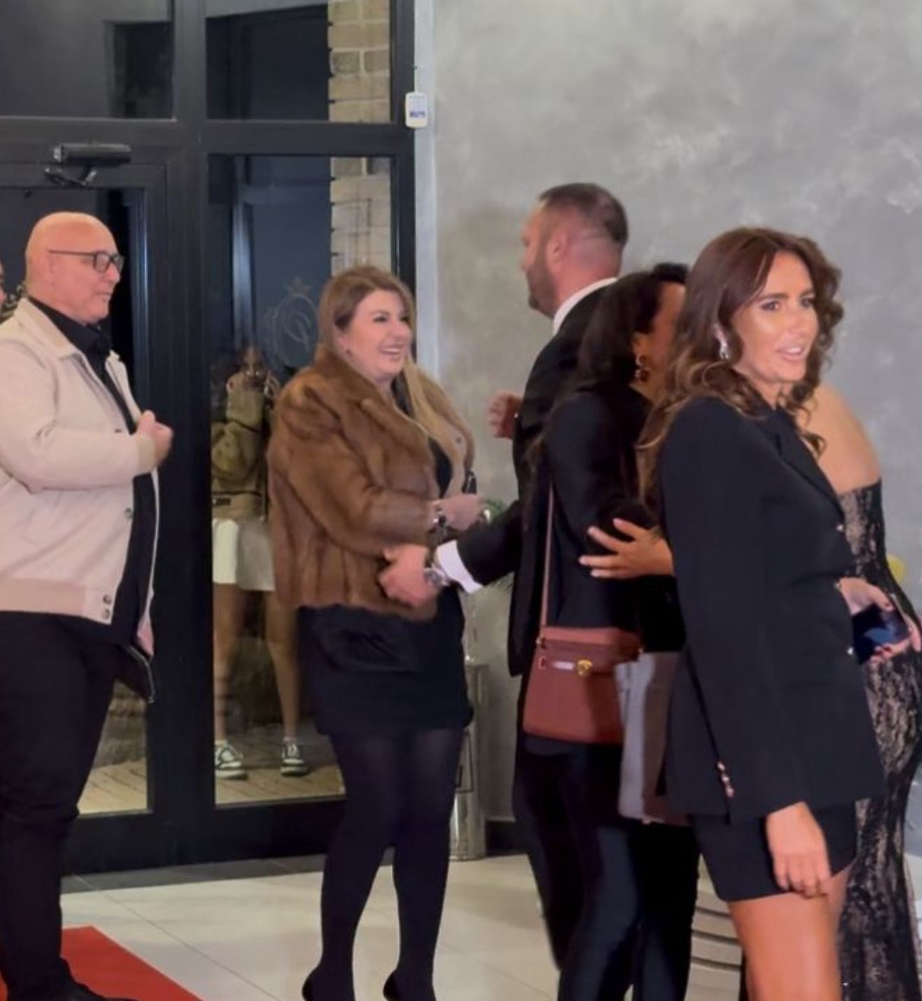 Cela estrada na punoletstvu Dejanove ćerke, Filip Živojinovič stigao u društvu, ali bez Prije 5 1760470012210